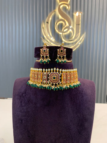Beautiful premium chocker set