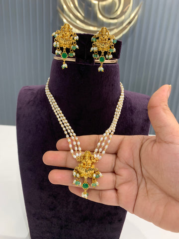 Beautiful pearls set