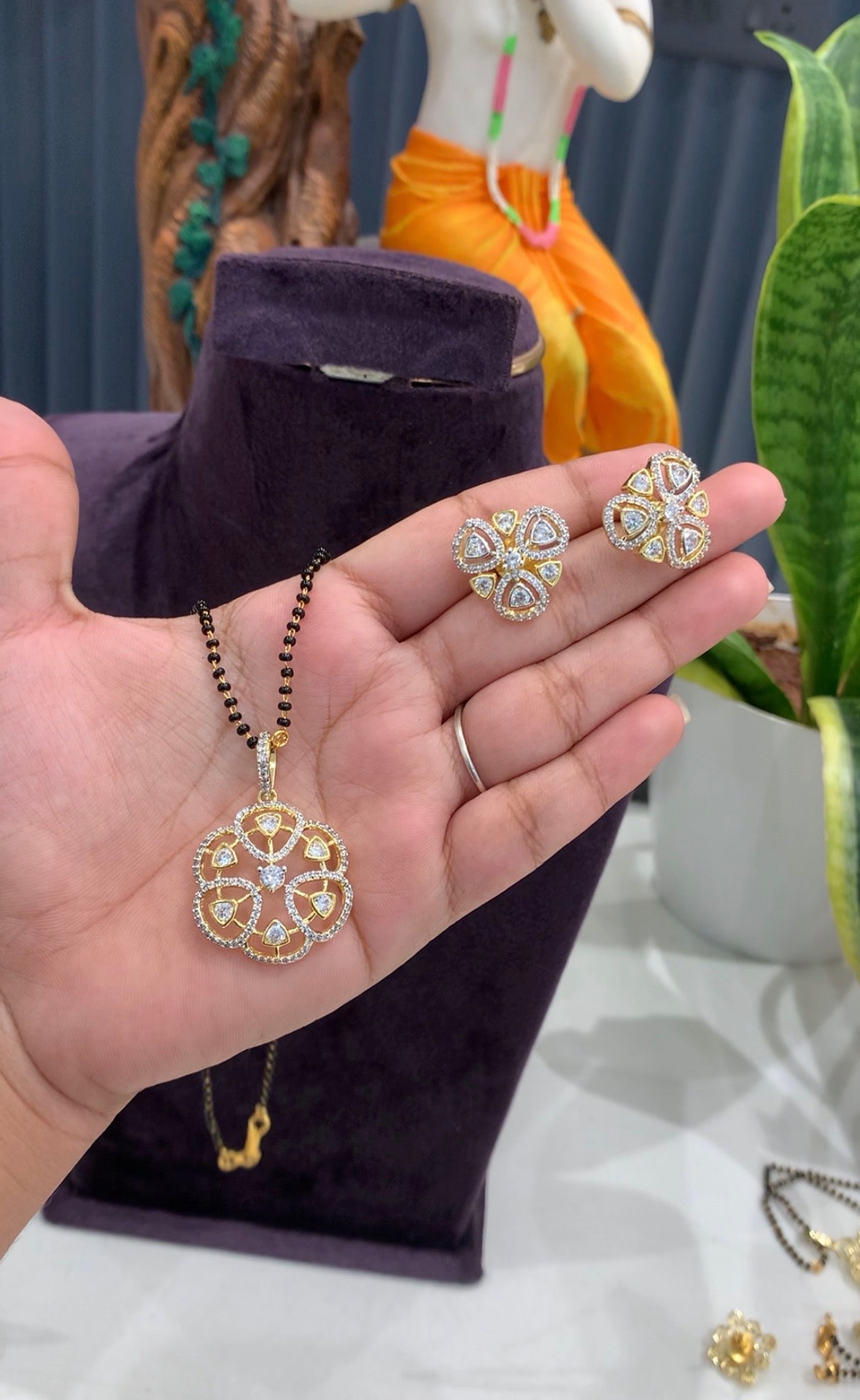Beautiful diamond replica pendant set with 18inchs blackbeads