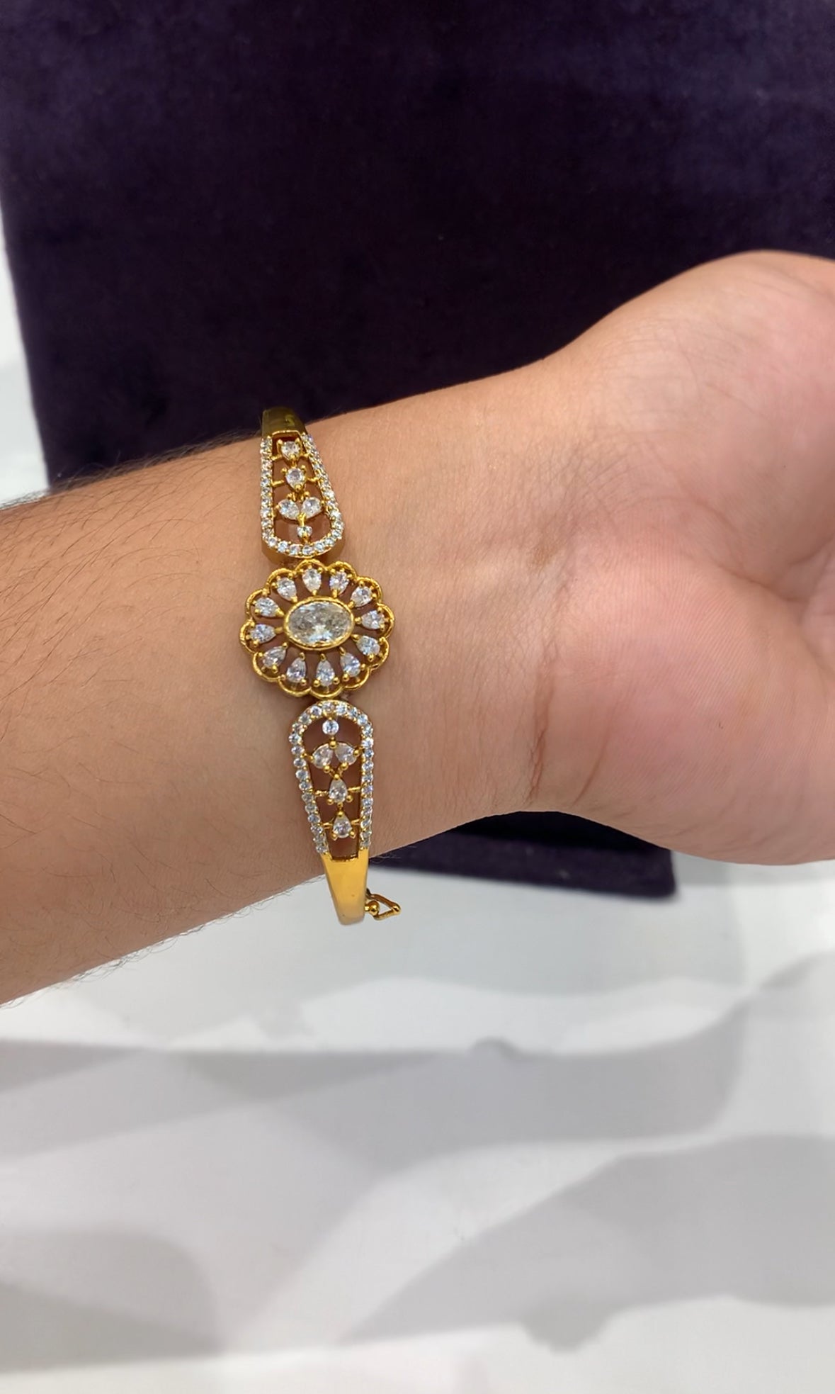 Beautiful bracelet withuncut stone freesize