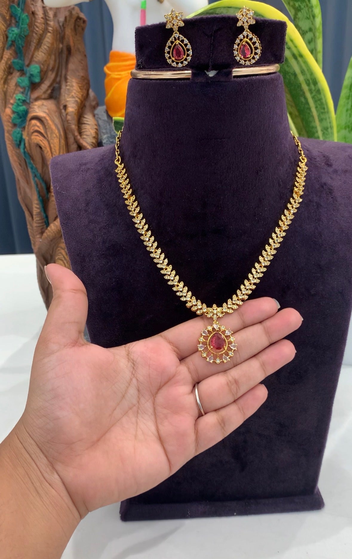 Beautiful simple party wear necklace