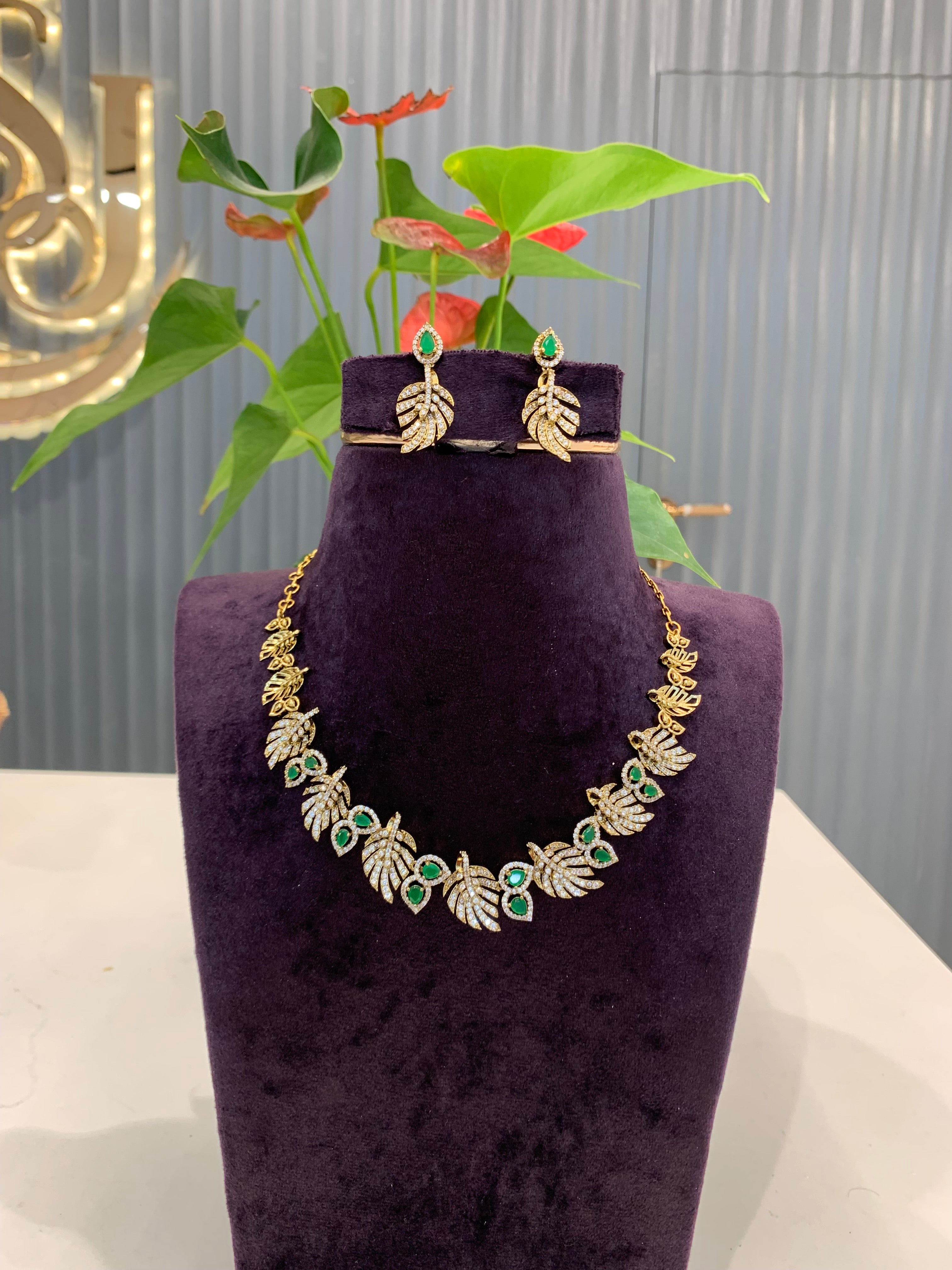 Beautiful leaf style necklace