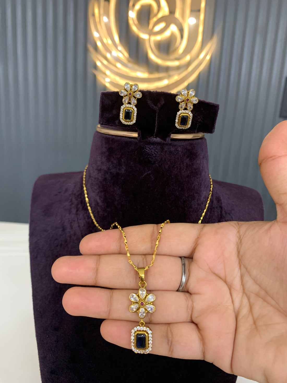 Beautiful pendent set