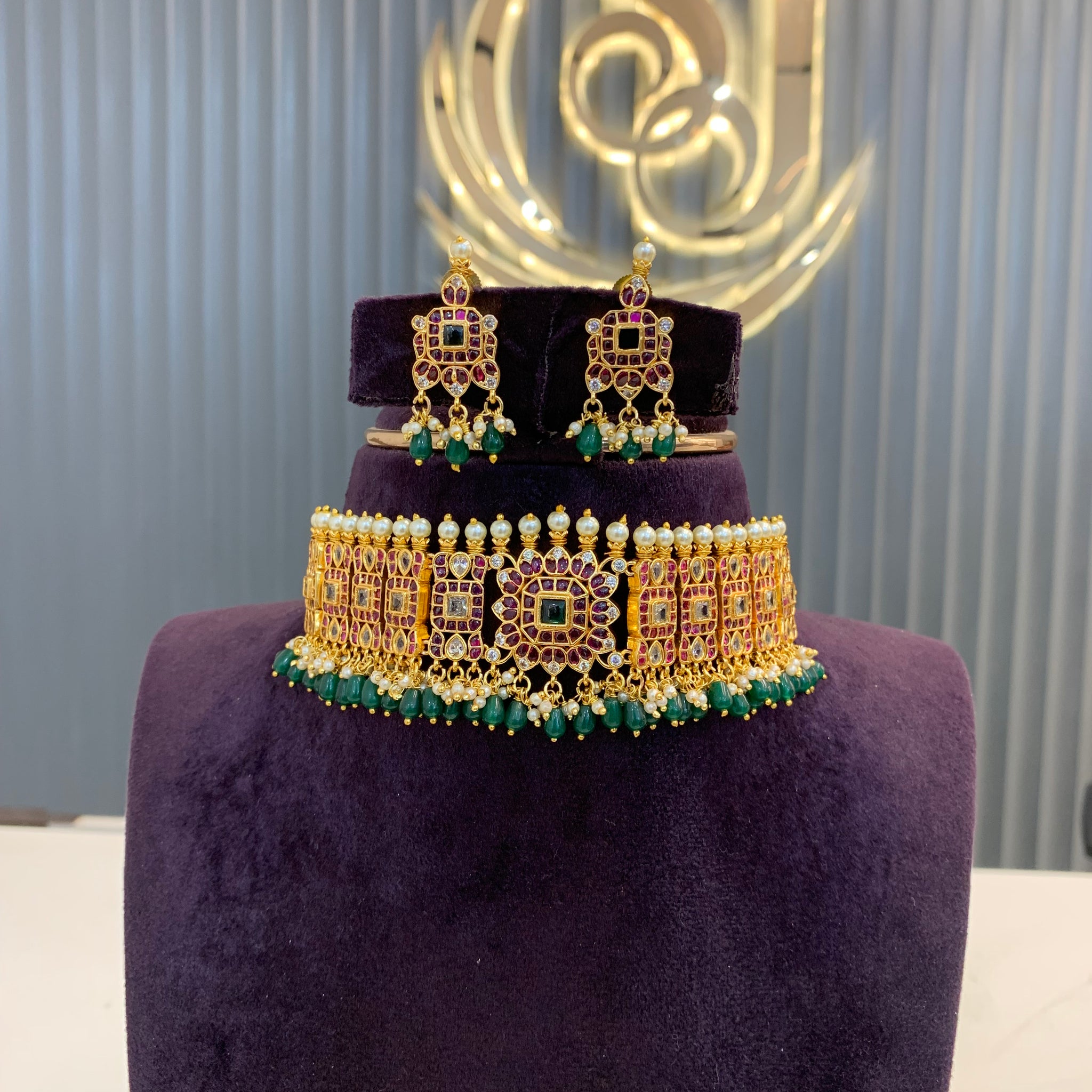 Beautiful premium chocker set