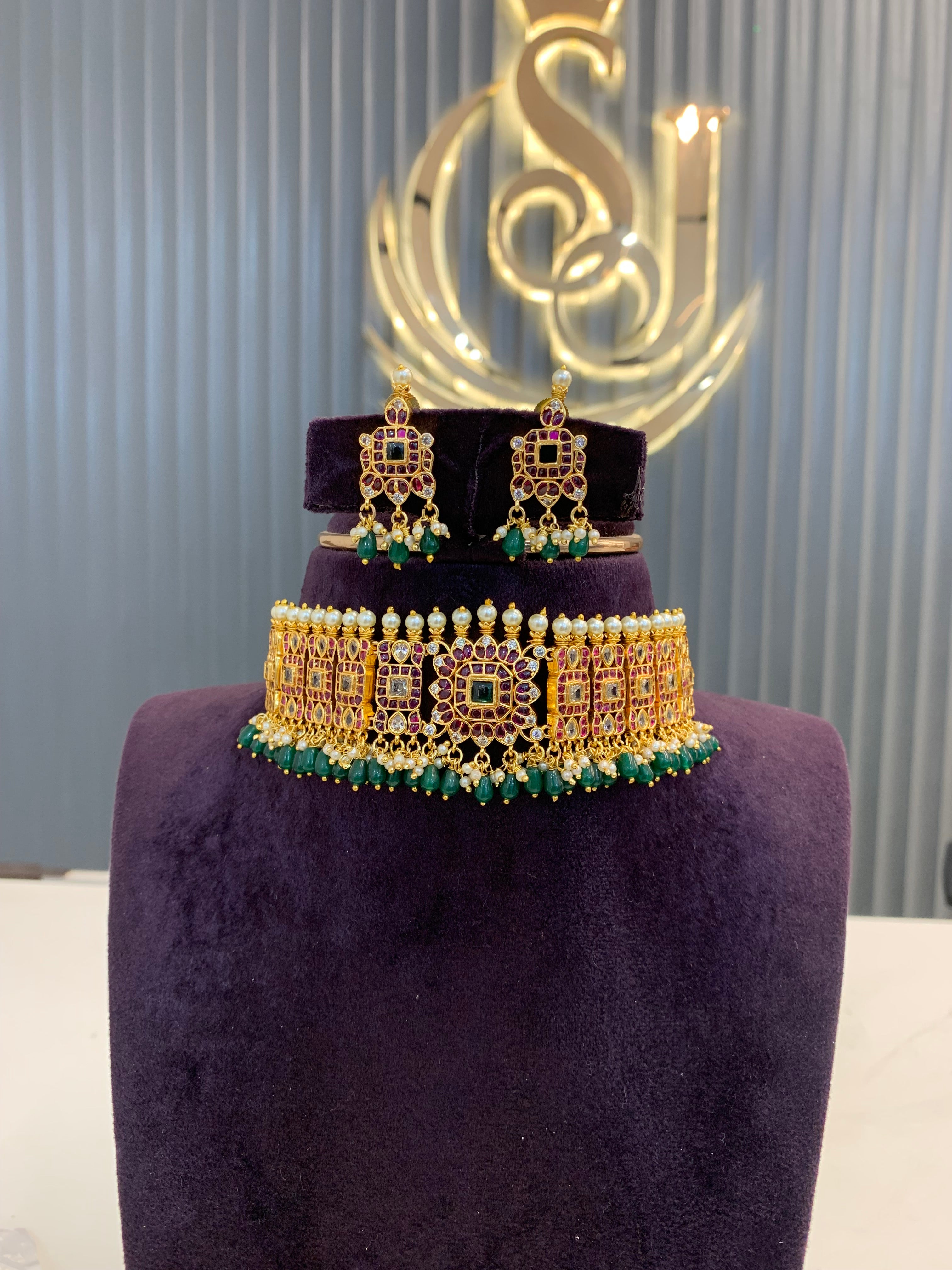 Beautiful premium chocker set