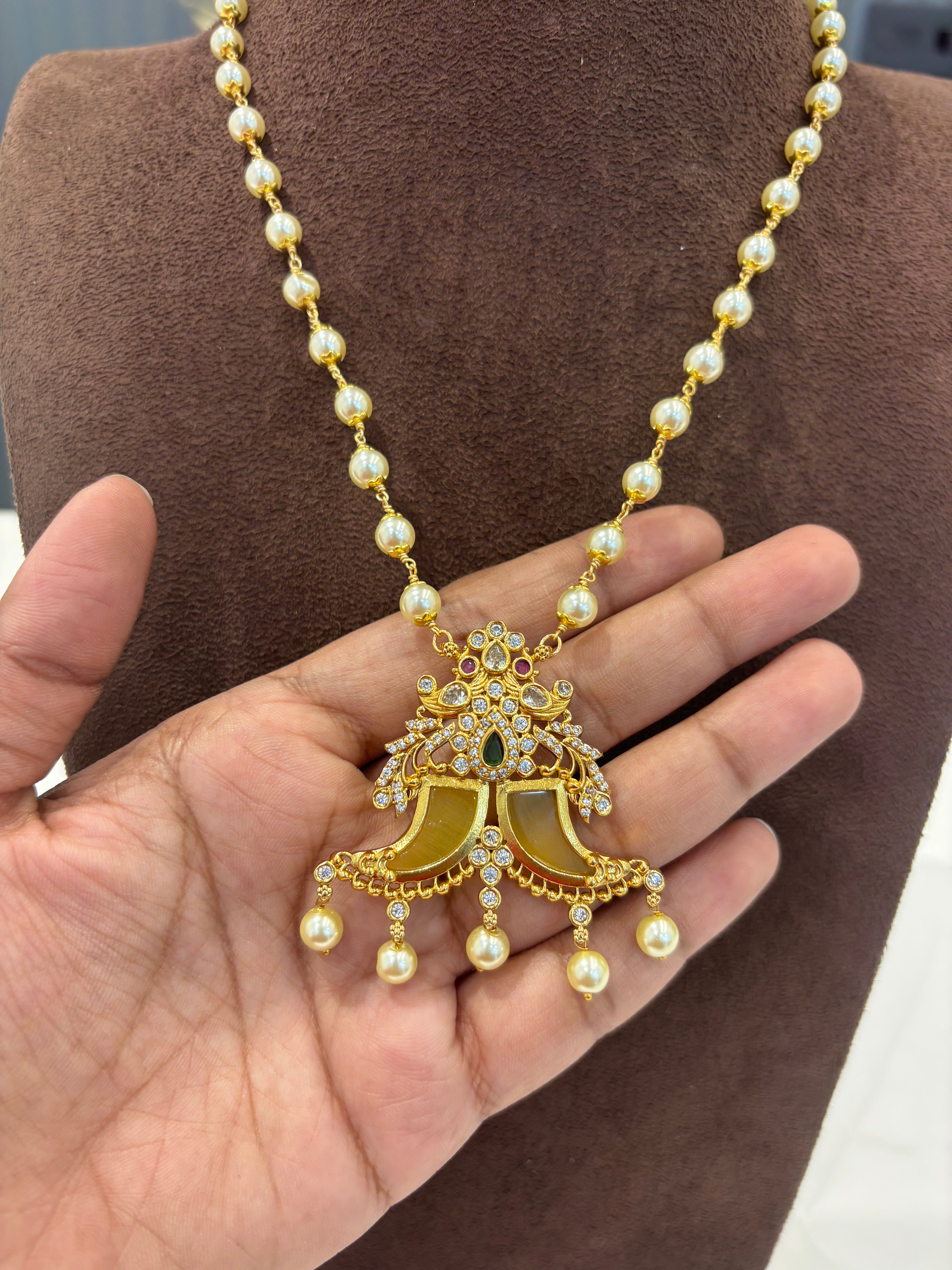 Beautiful Tiger nail locket with White pearl Danda