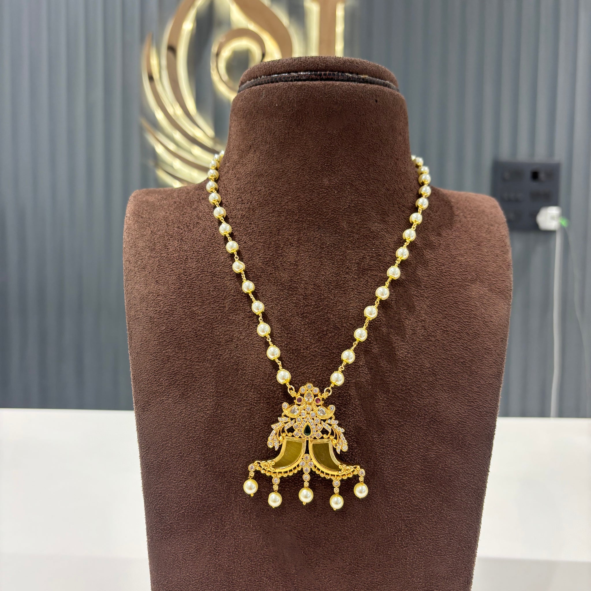 Beautiful Tiger nail locket with White pearl Danda