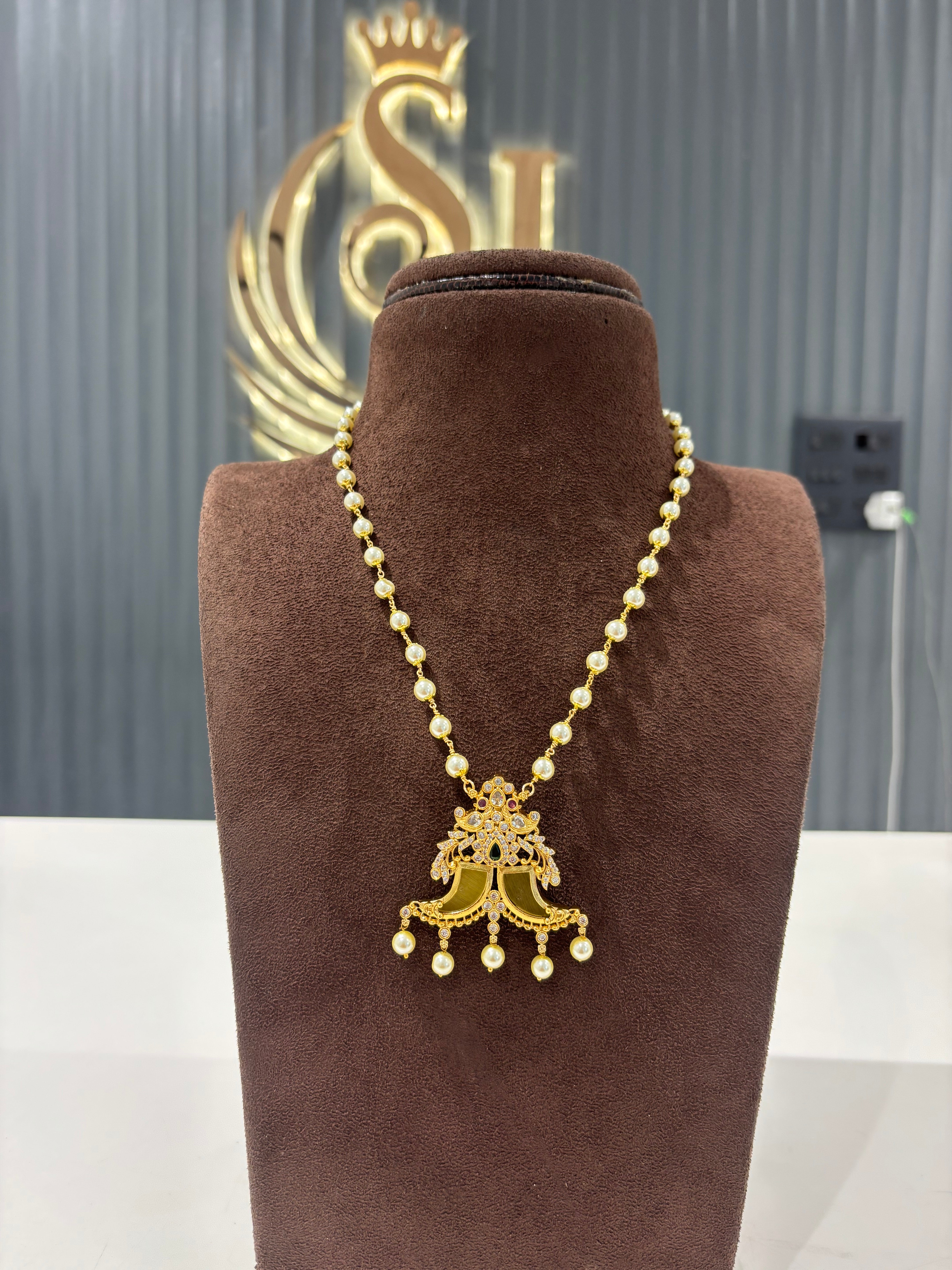 Beautiful Tiger nail locket with White pearl Danda