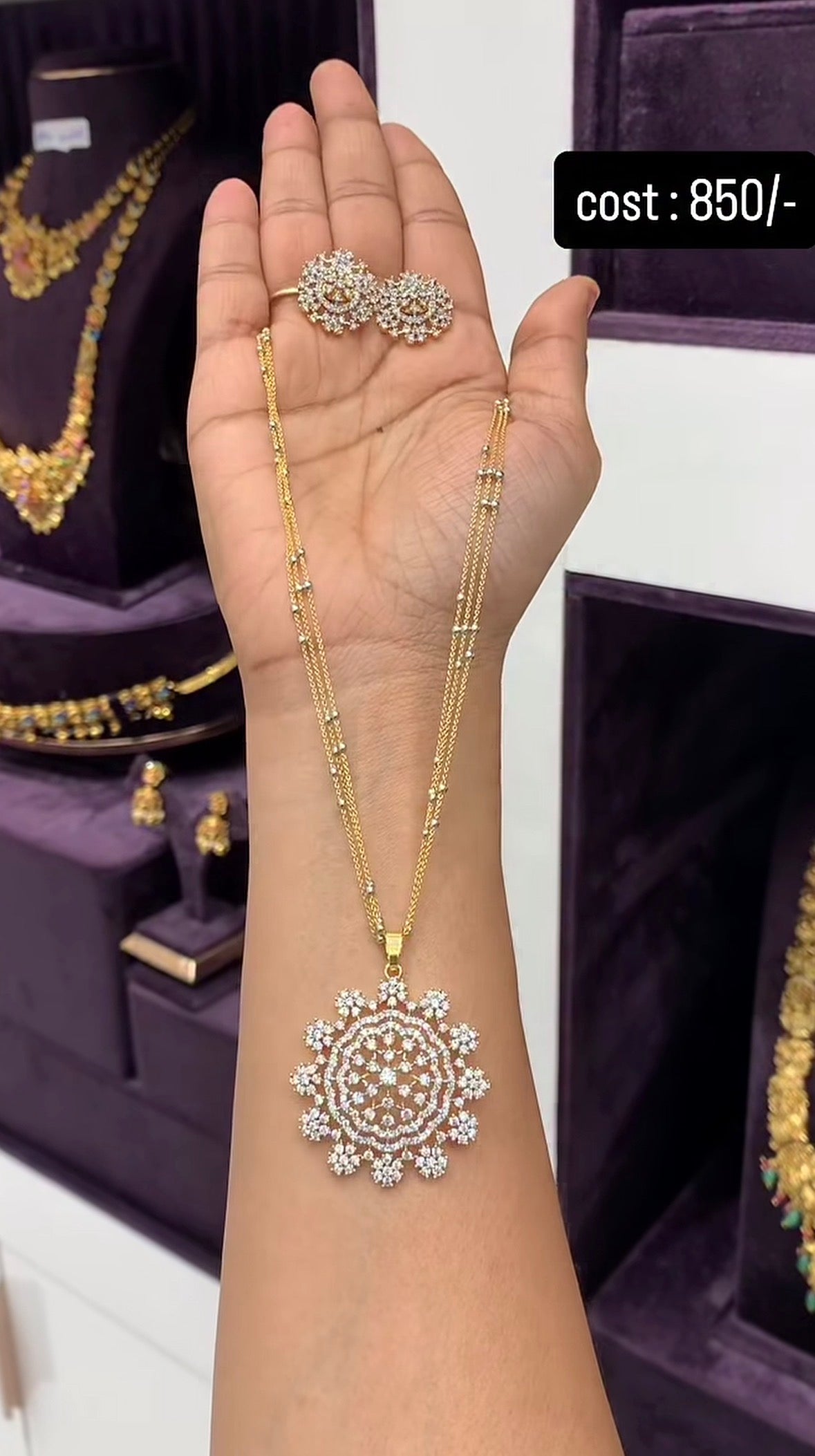 Beautiful stylish pendant set with fancy chain