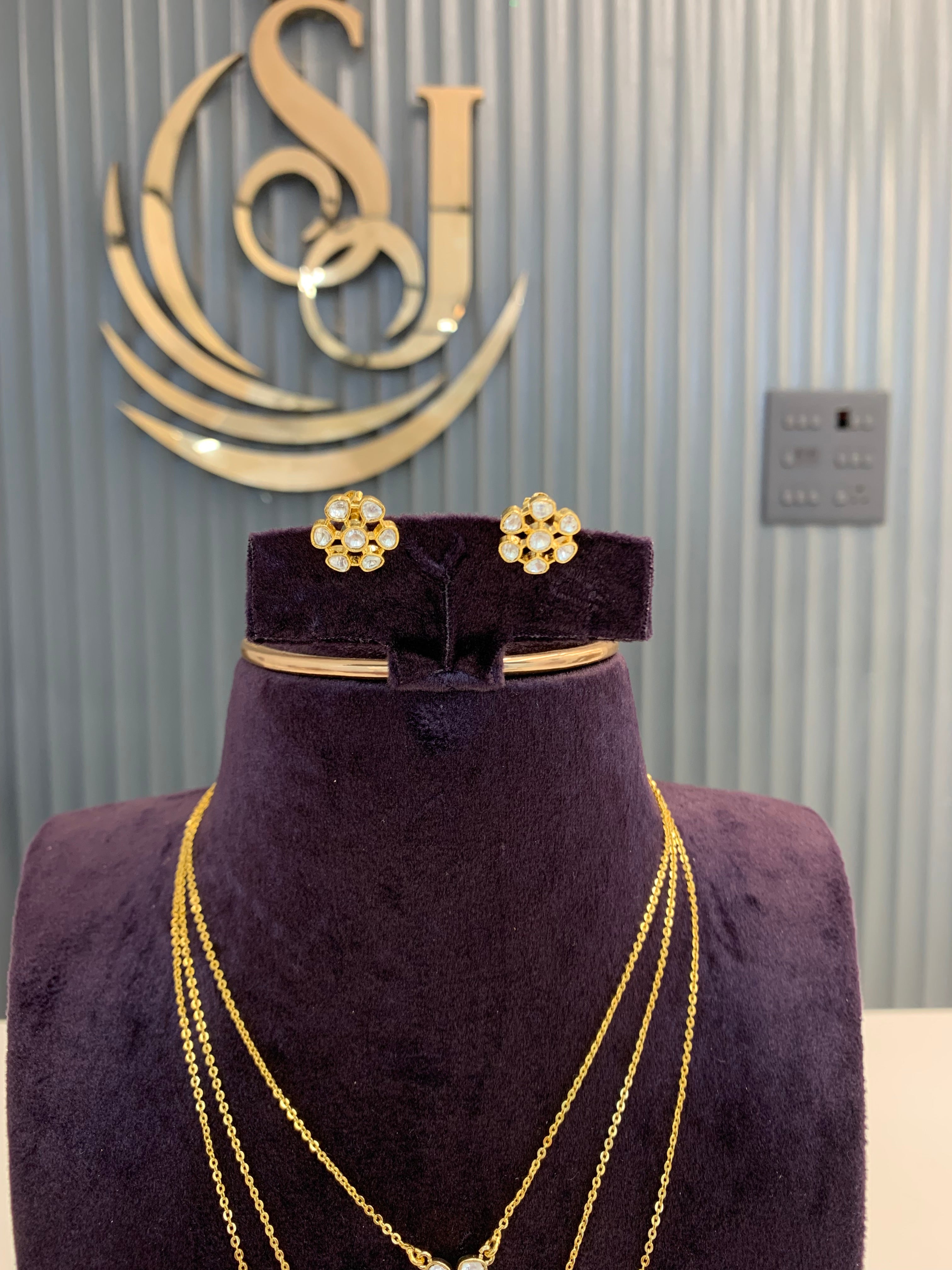 Stylish piece with 3 step grab soon