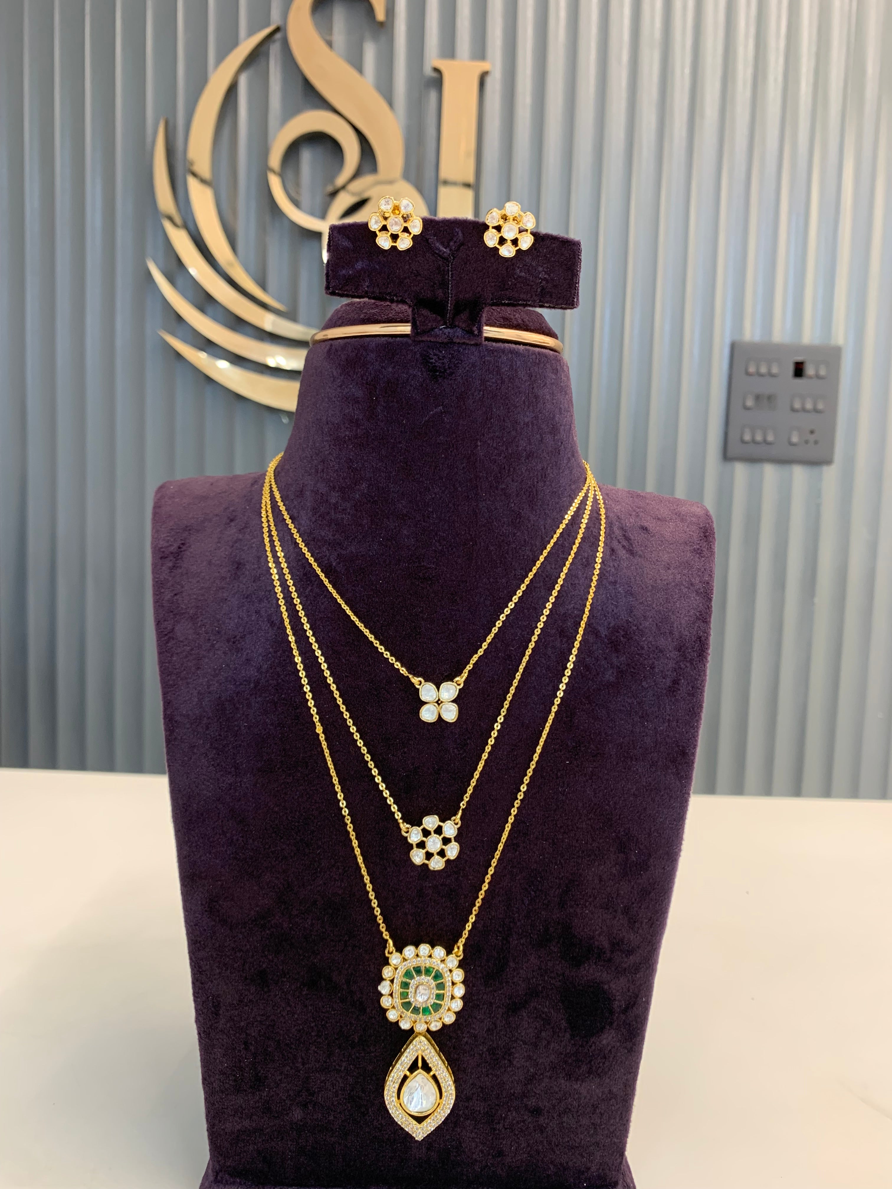 Stylish piece with 3 step grab soon