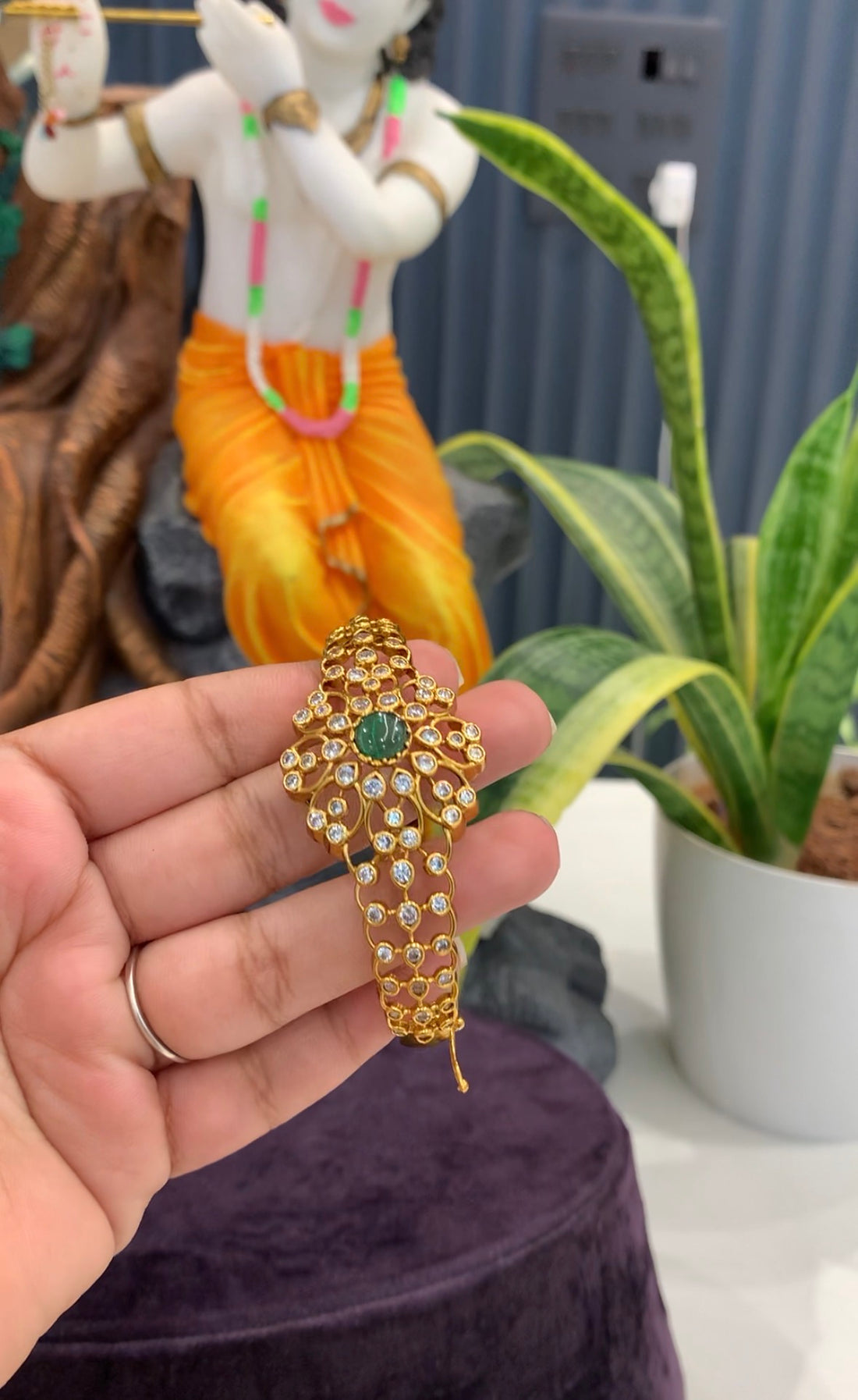 Beautiful openable bracelet