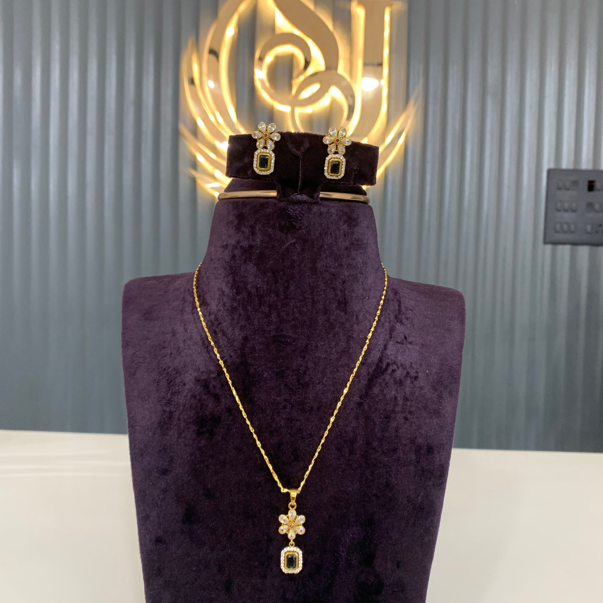 Beautiful pendent set