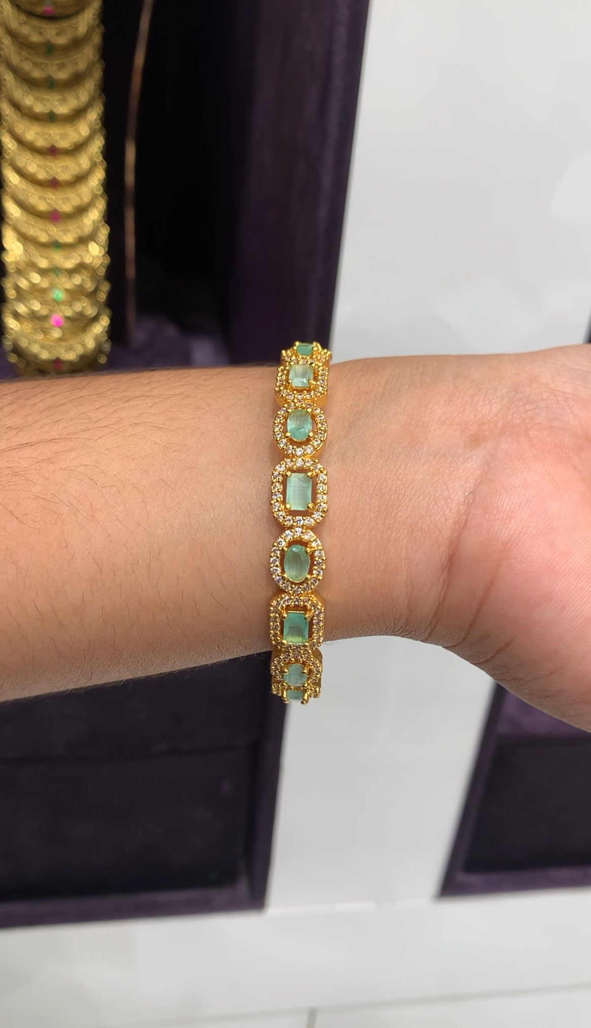 Beautiful bangle only 2.8 size available (single )