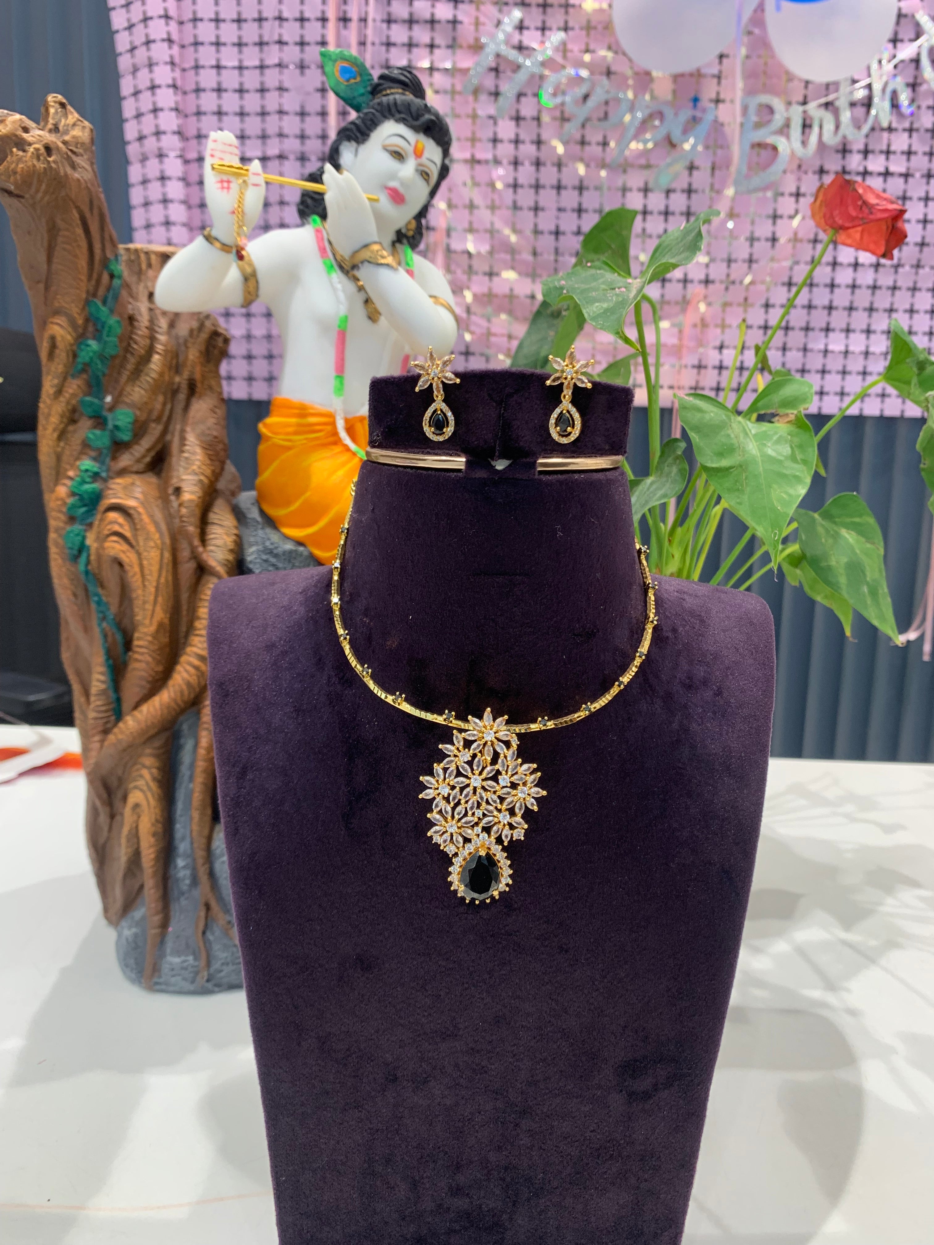 Beautiful kanti pattern set with black stones