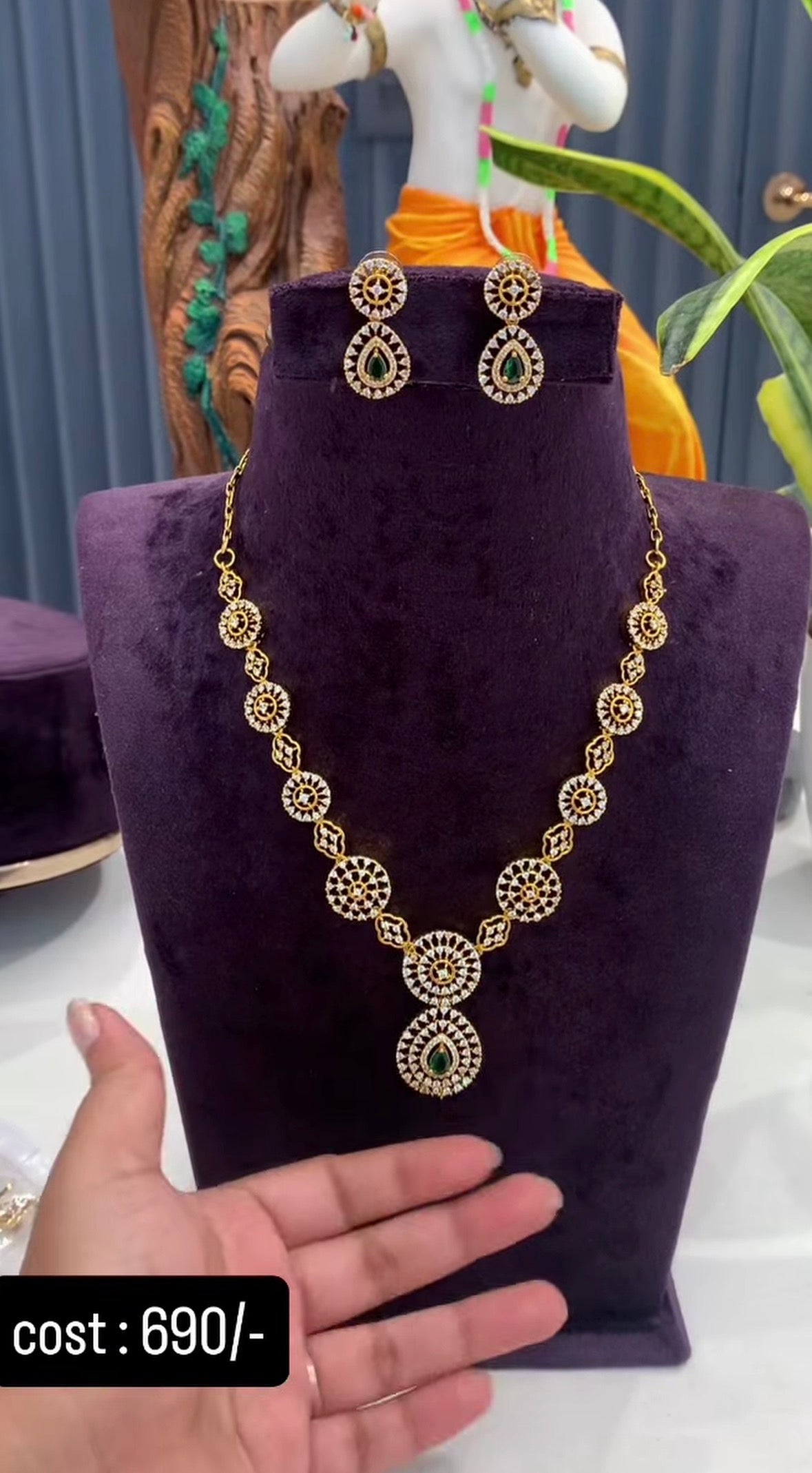 Beautiful party wear necklace