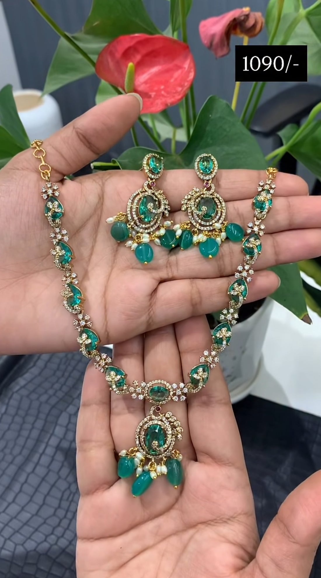 Beautiful party wear necklace