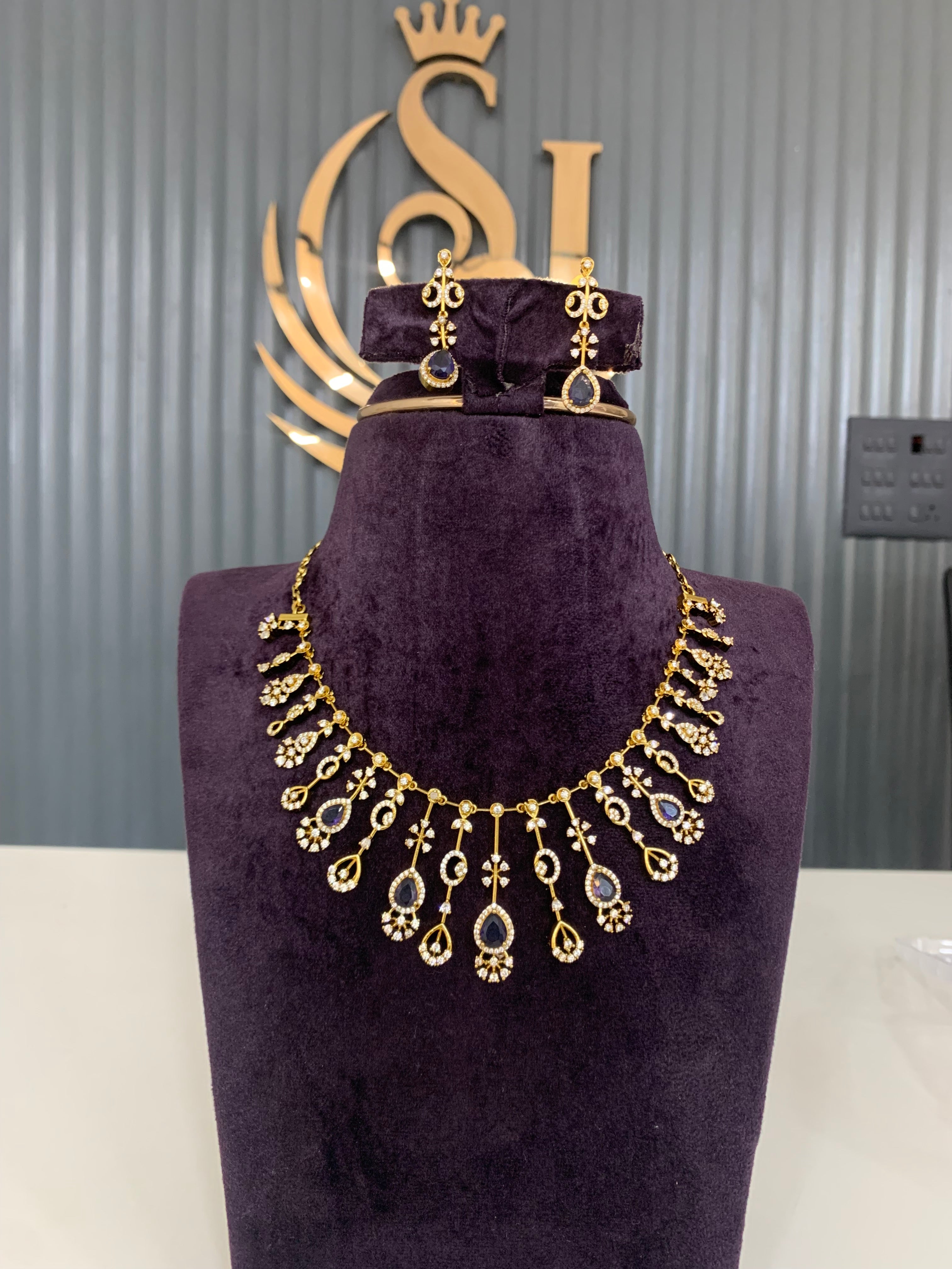 Beautiful mehandi polish necklace