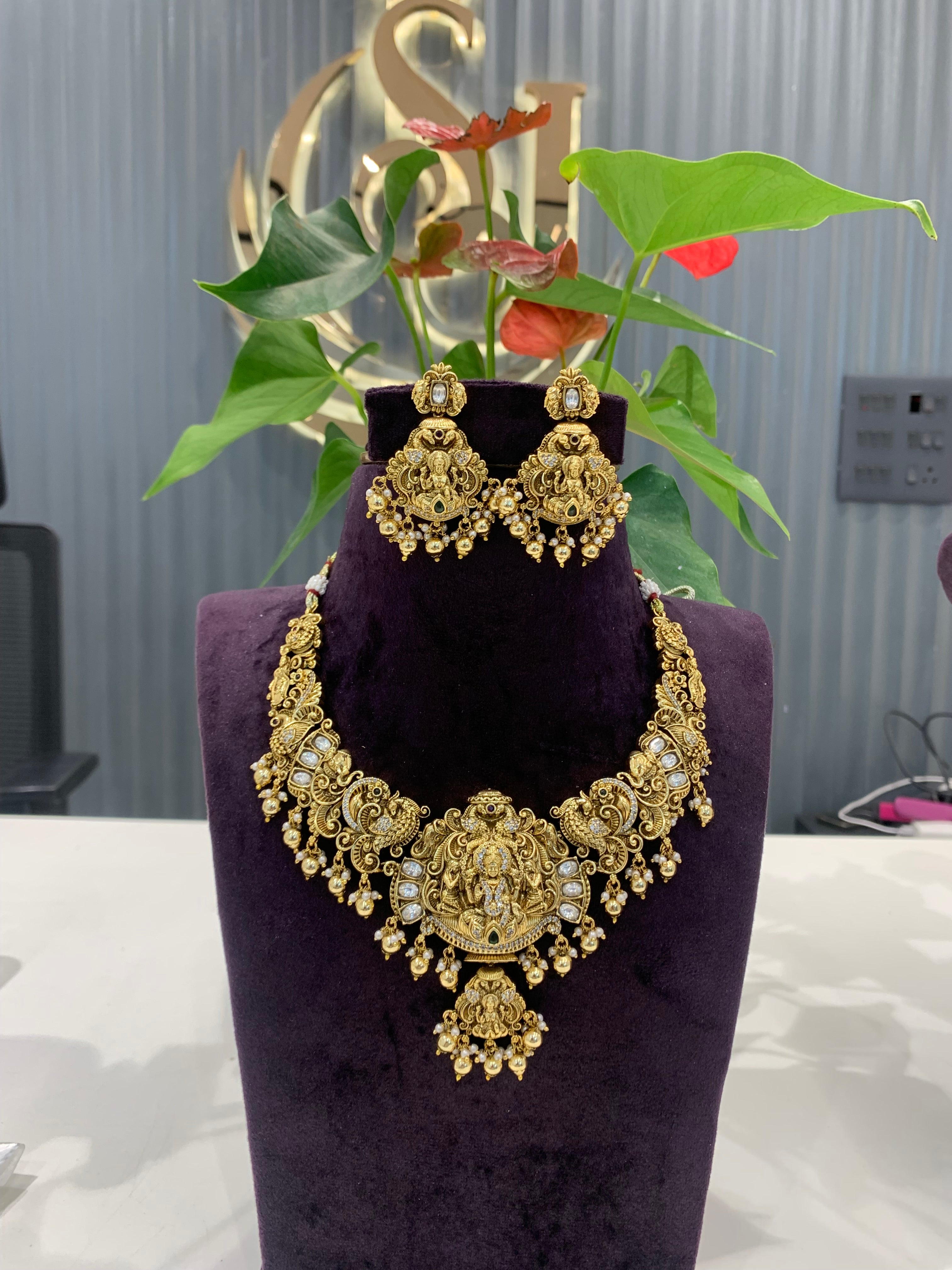 Beautiful traditional moissanite stone 3D necklace