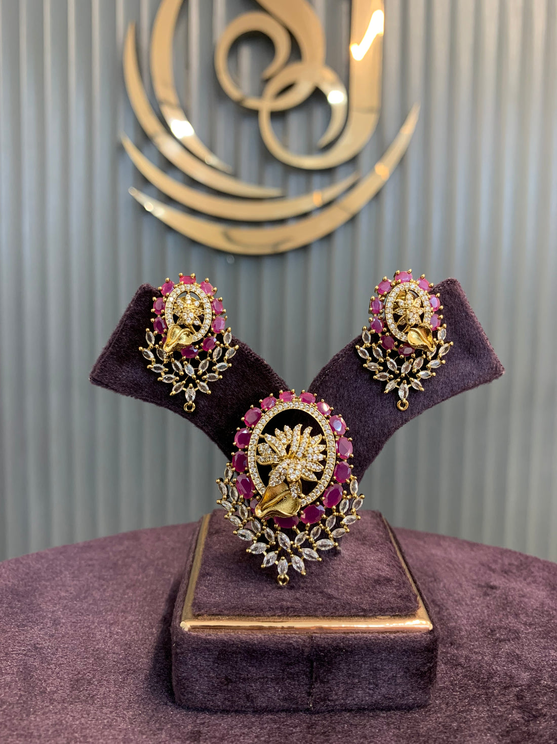 Beautiful pendent set with earrings and back hook