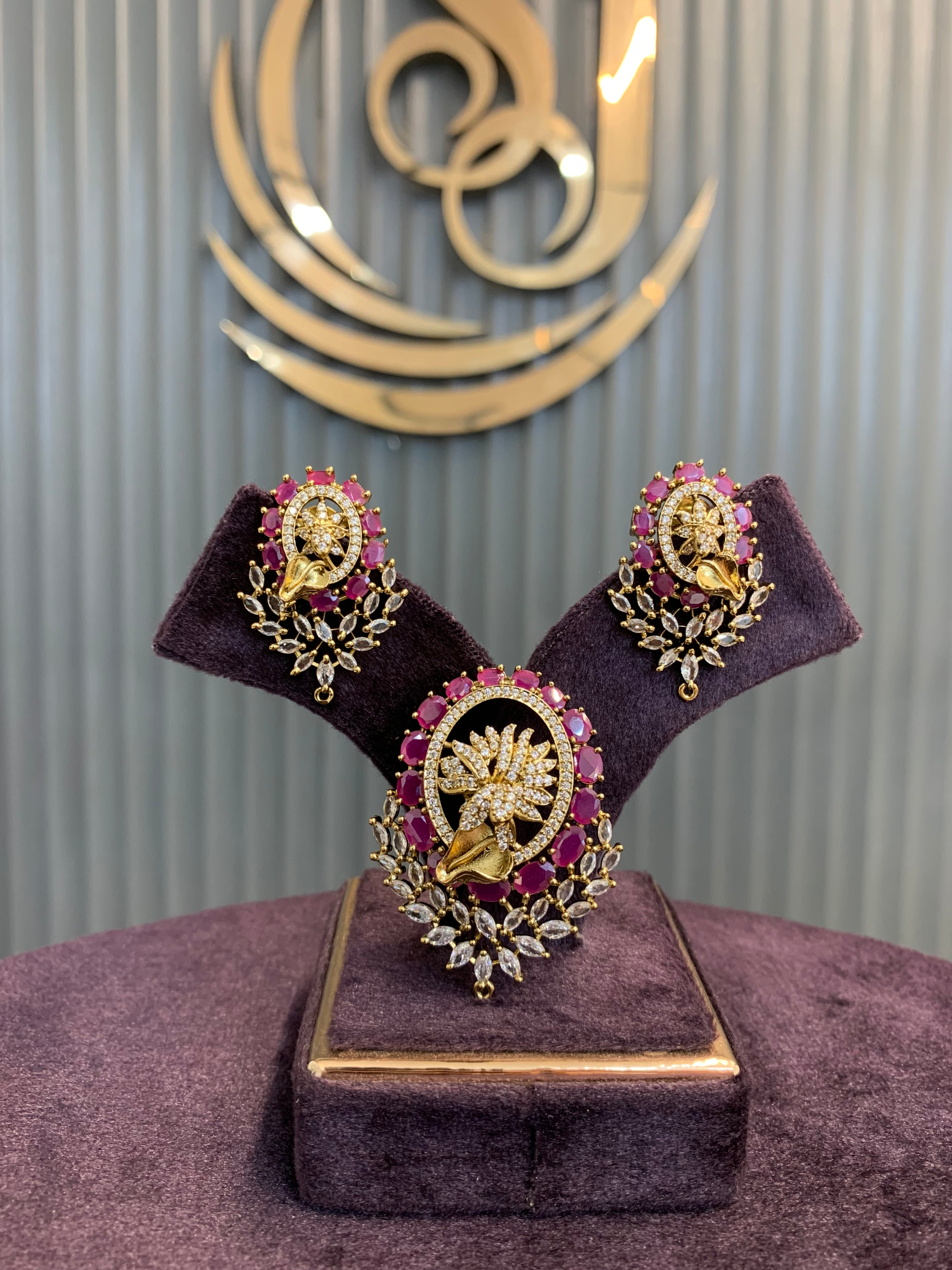 Beautiful pendent set with earrings and back hook