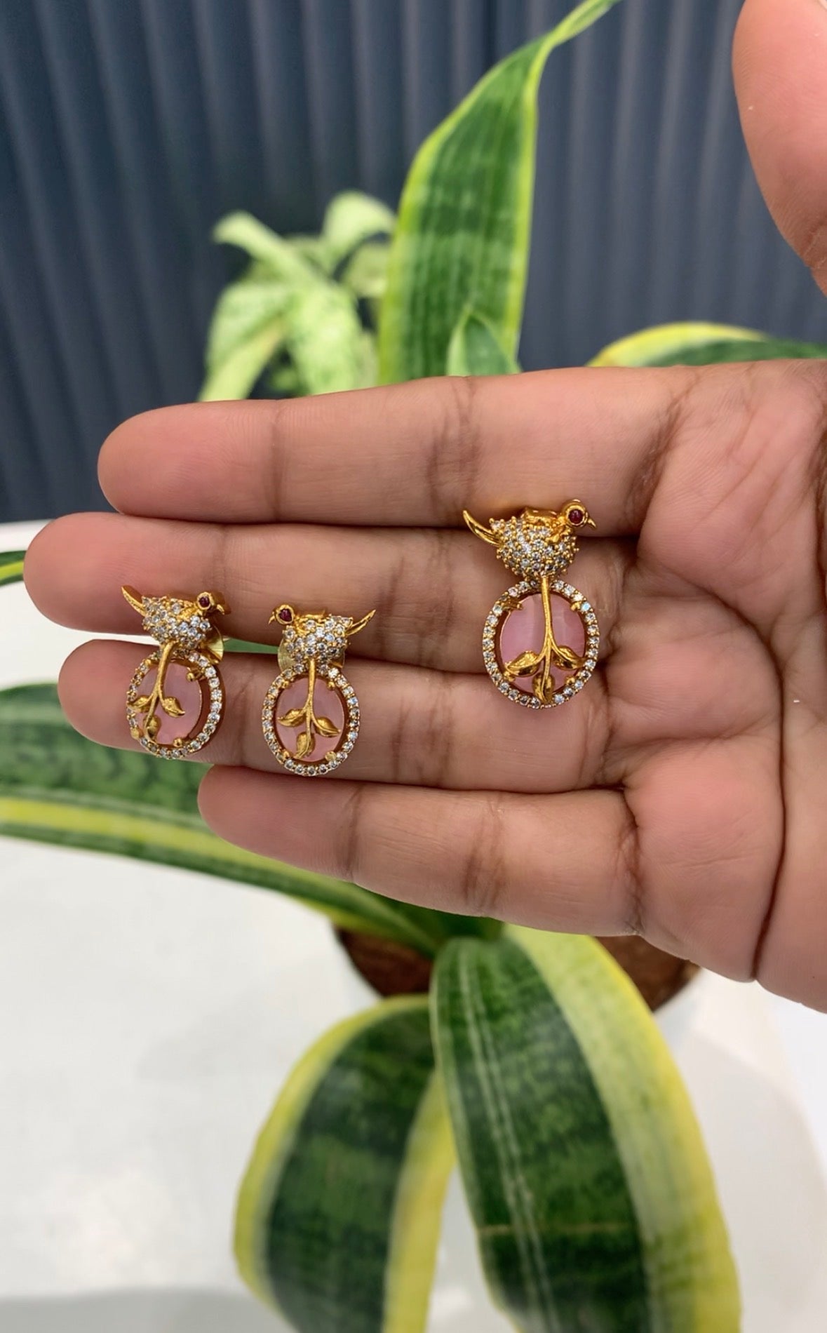Beautiful pendant set with back hook