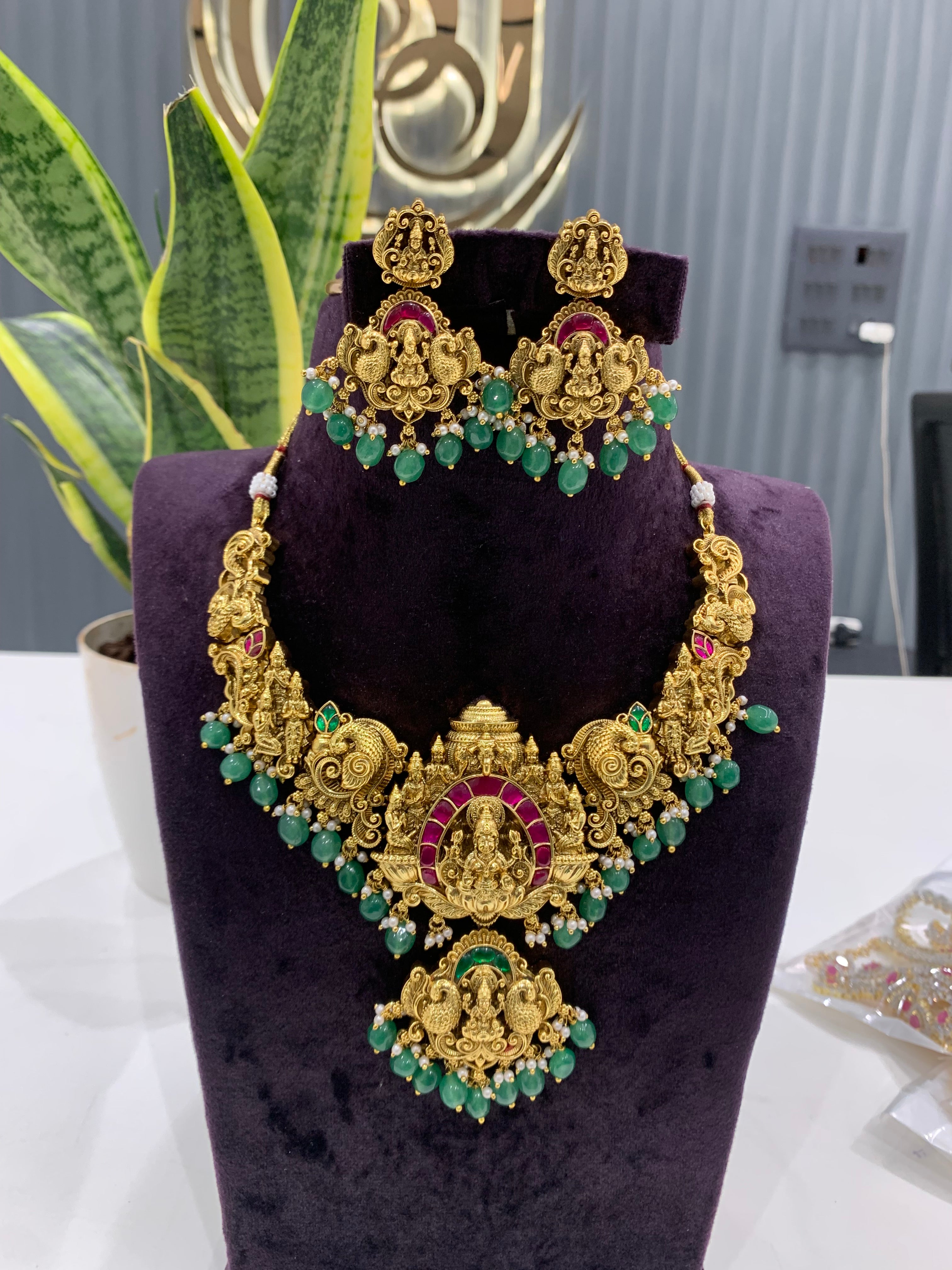 Beautiful jadav stone mini necklace