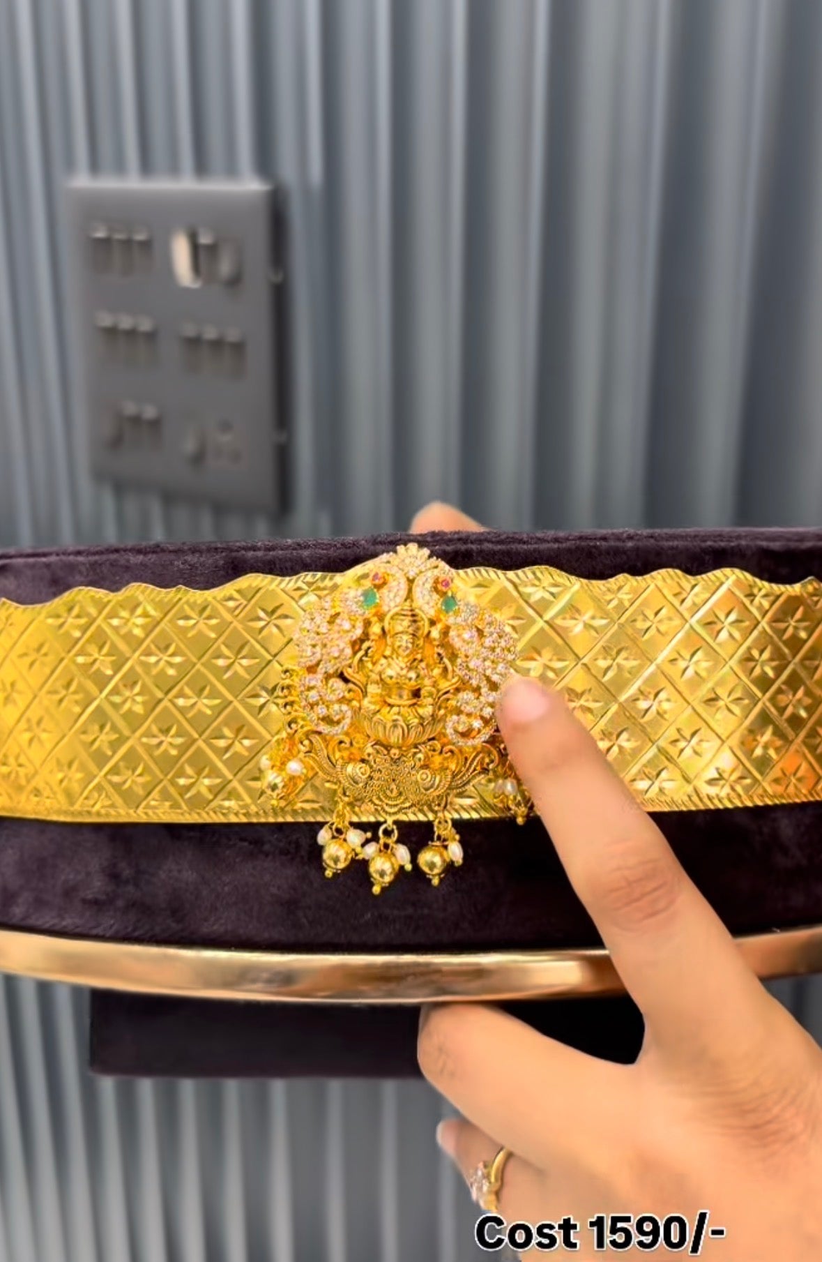 Beautiful adult vaddanam