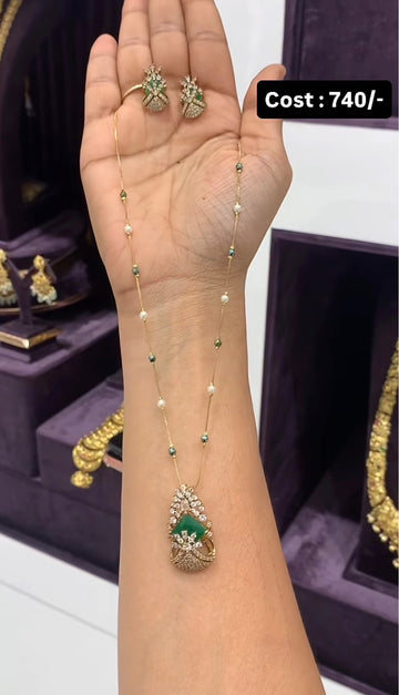Beautiful pendant set with metalic chain