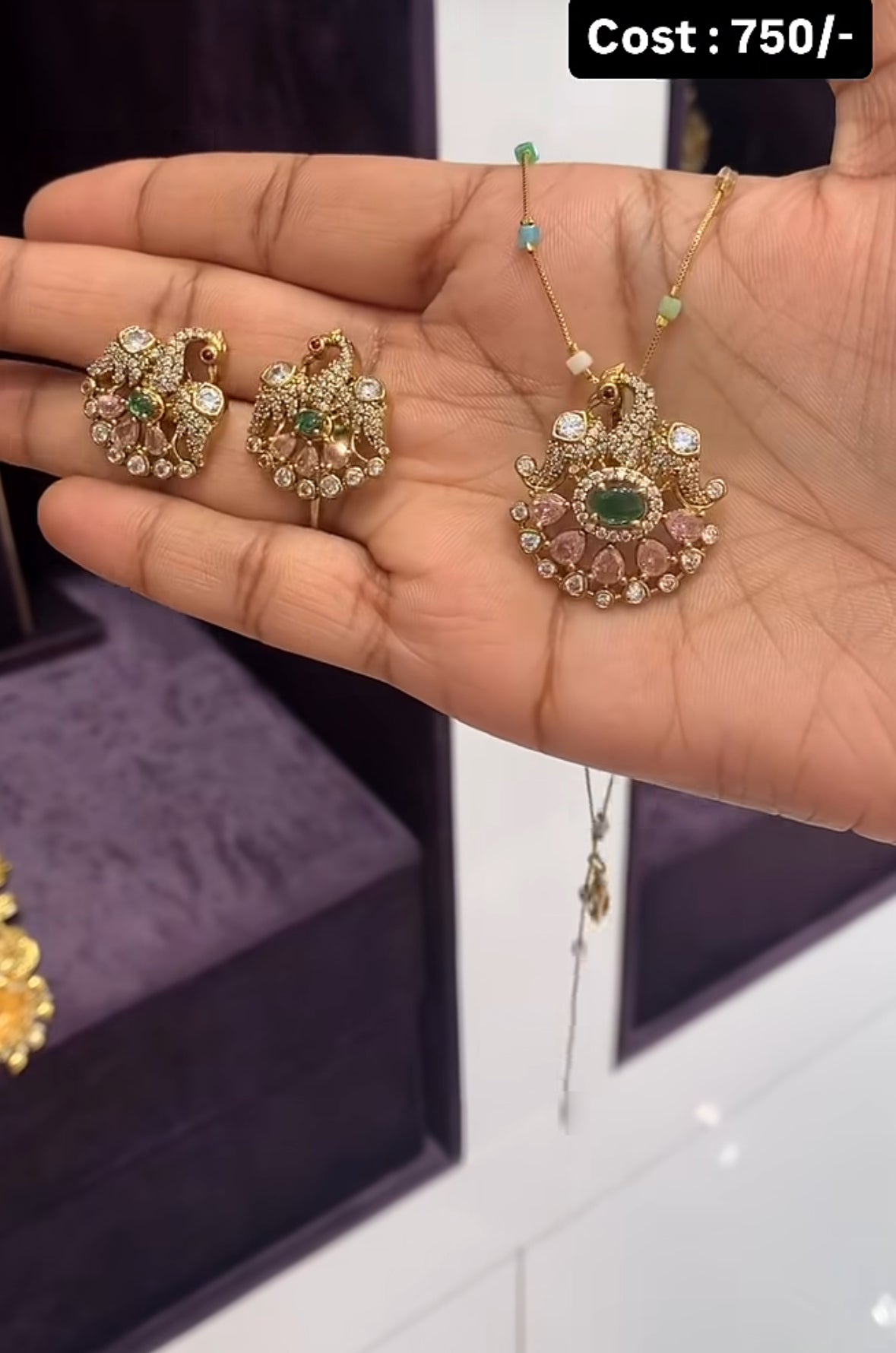 Beautiful pendant set with fancy chain
