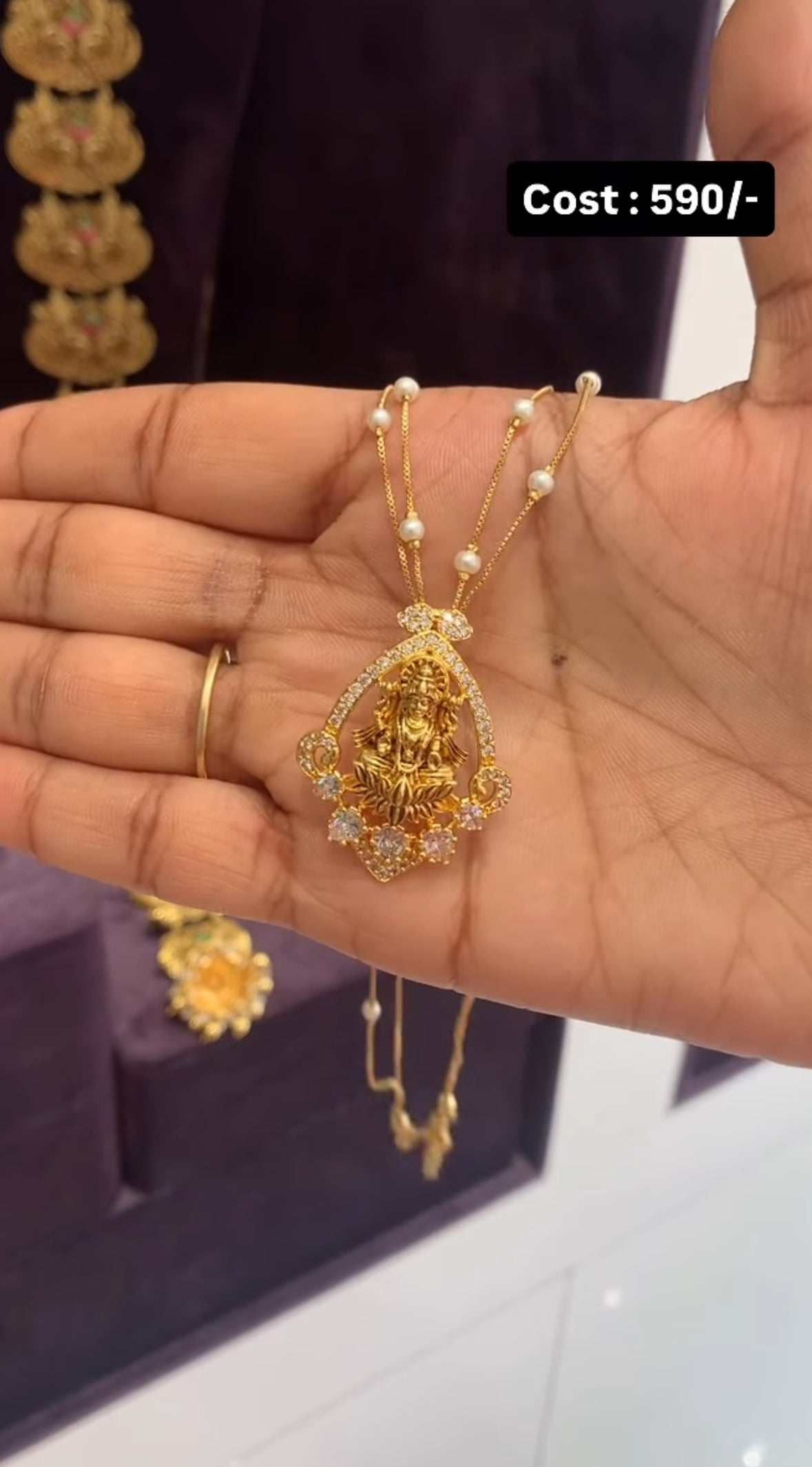 Beautiful traditional locket with fancy chain