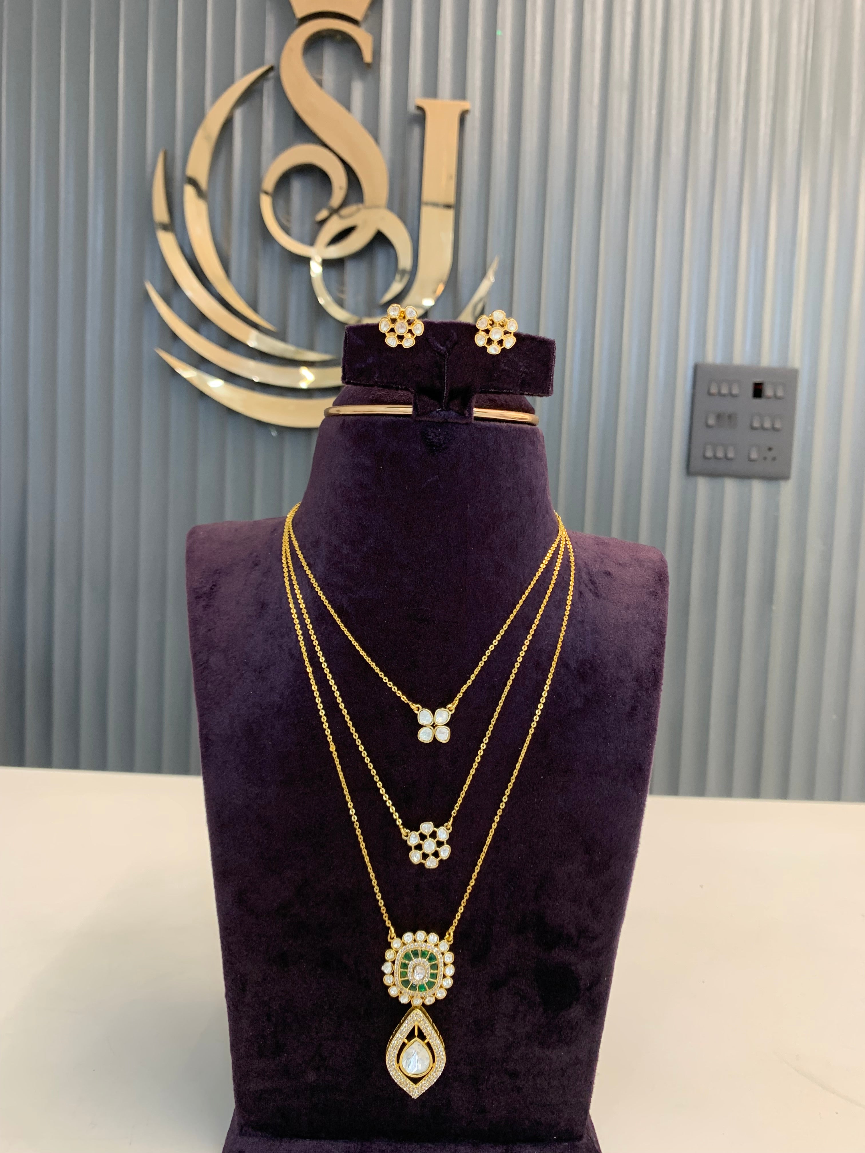Stylish piece with 3 step grab soon