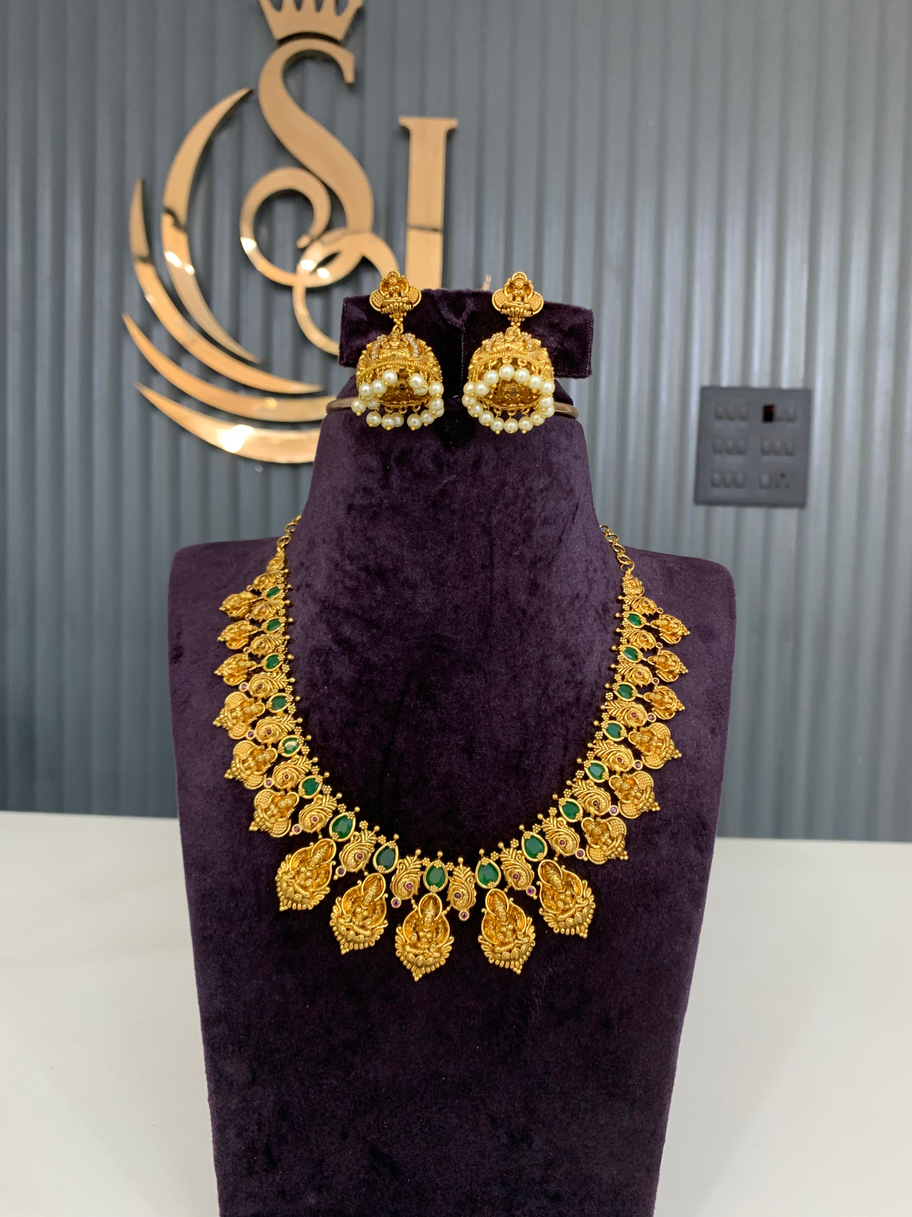 Beautiful green stone u shape necklace