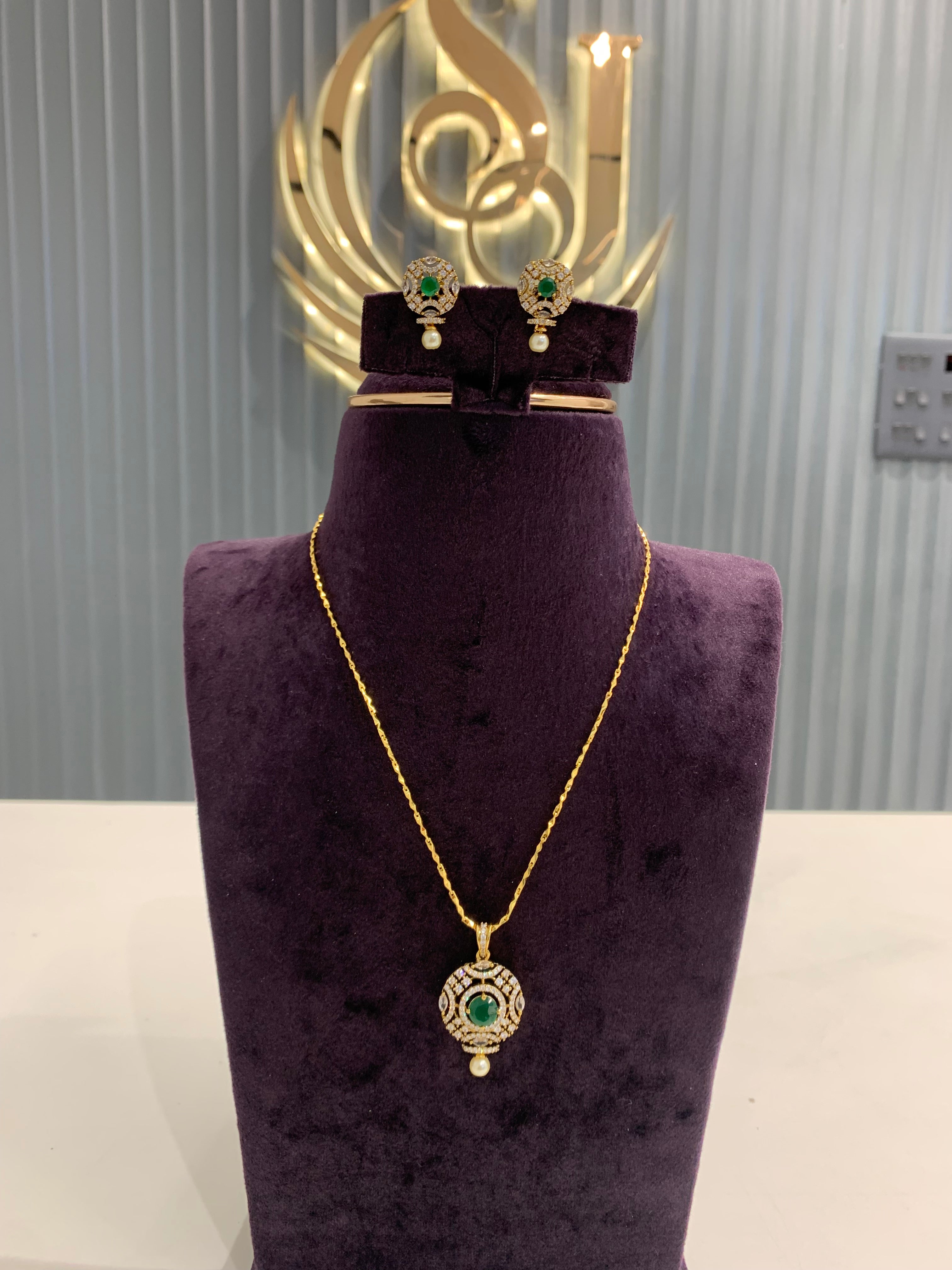 Beautiful pendent with chain