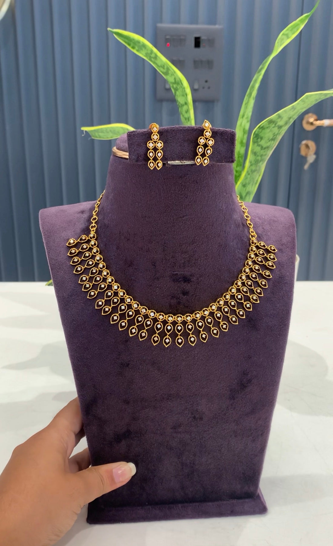 Beautiful party wear necklace