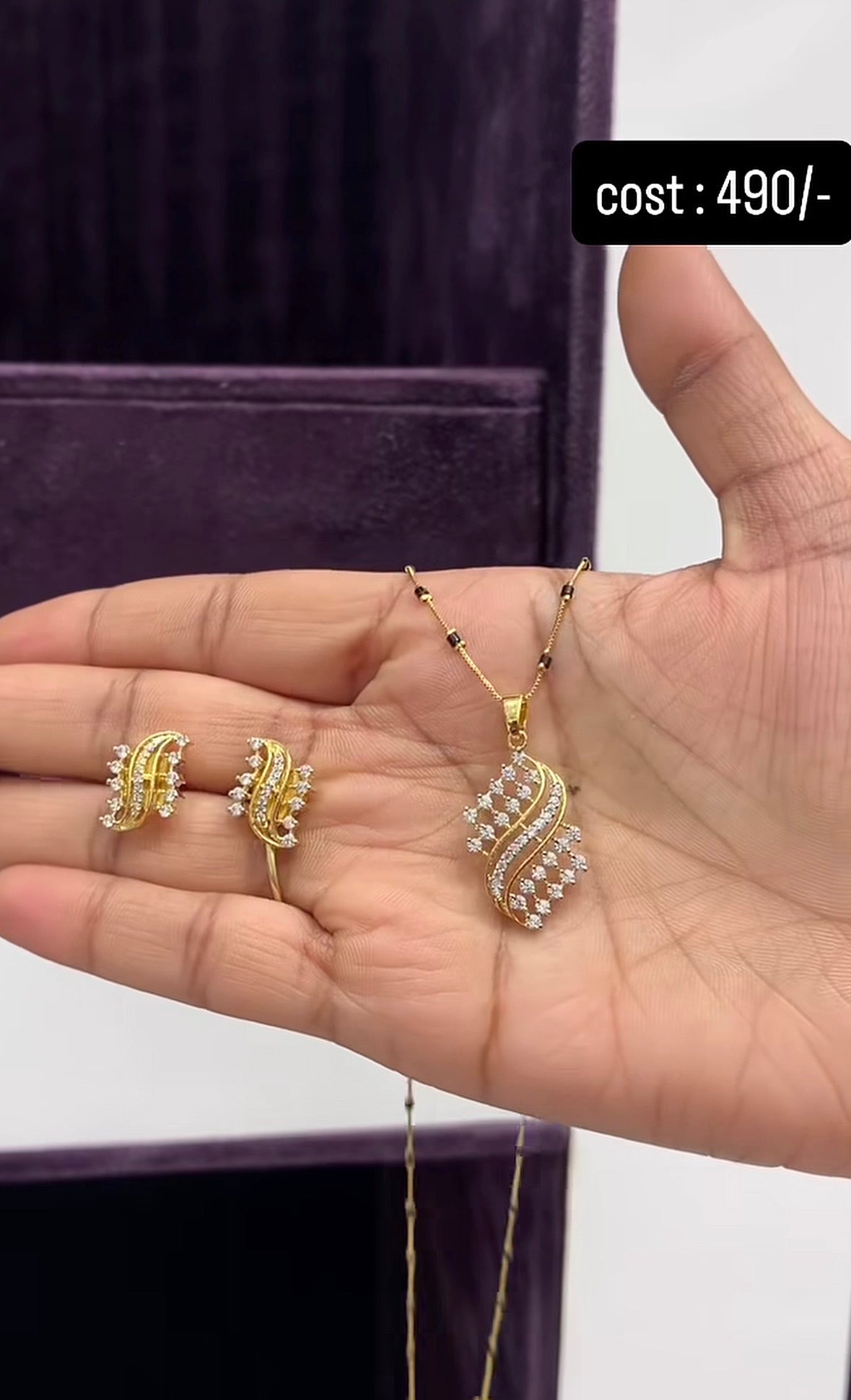 Beautiful pendant with metalic chain
