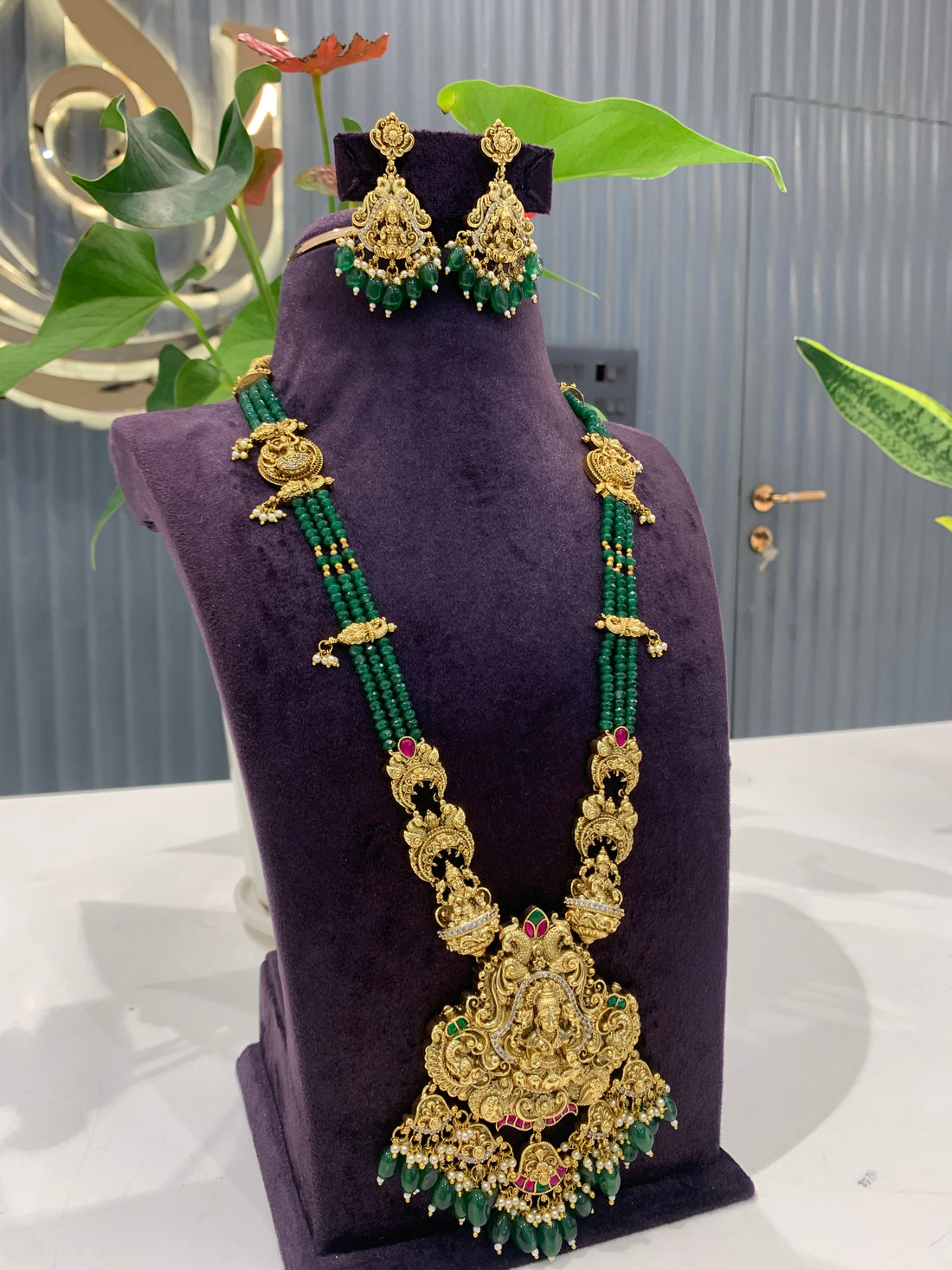 Beautiful premium nakshi 3D locket with customised beads