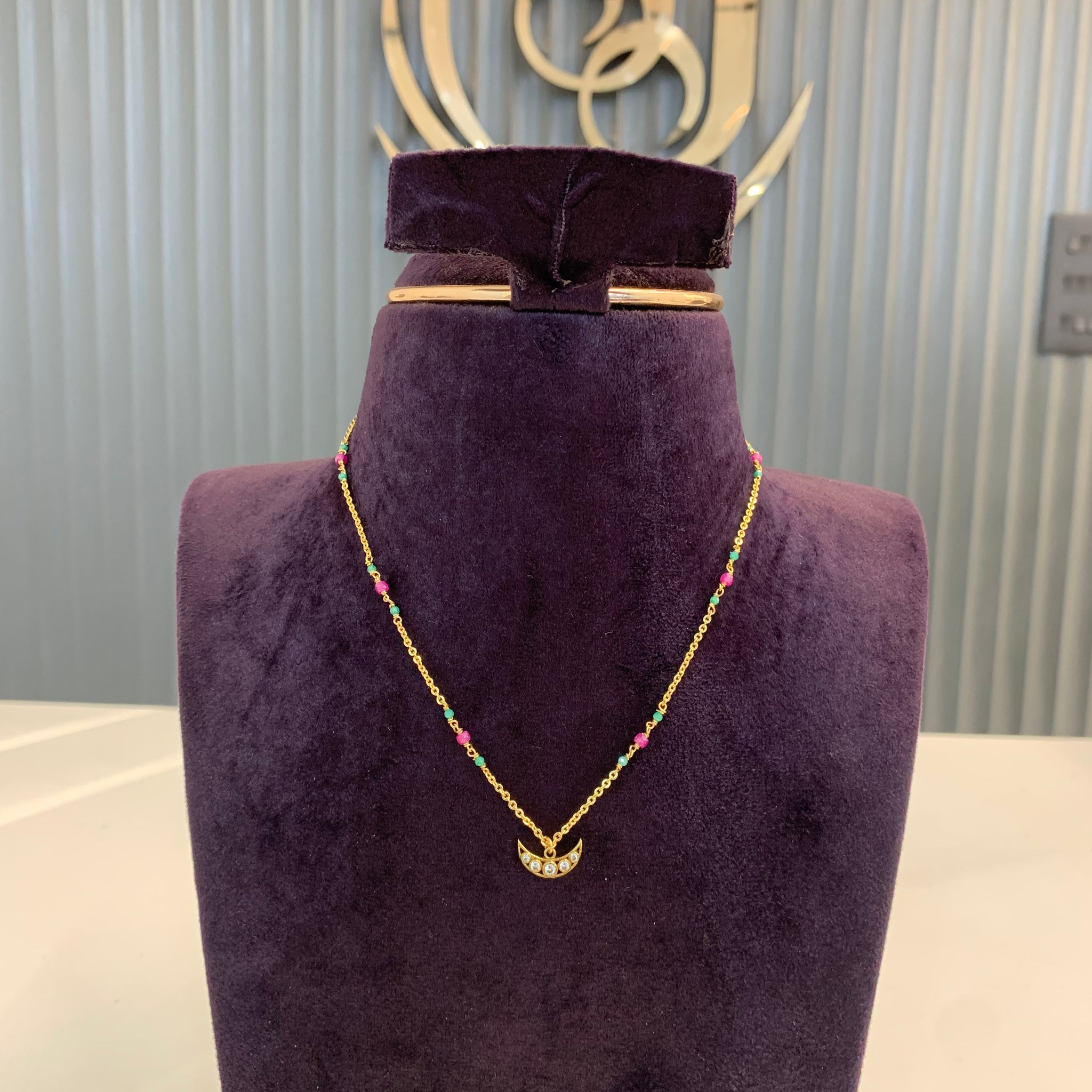 Trendy and simple chain with moon locket