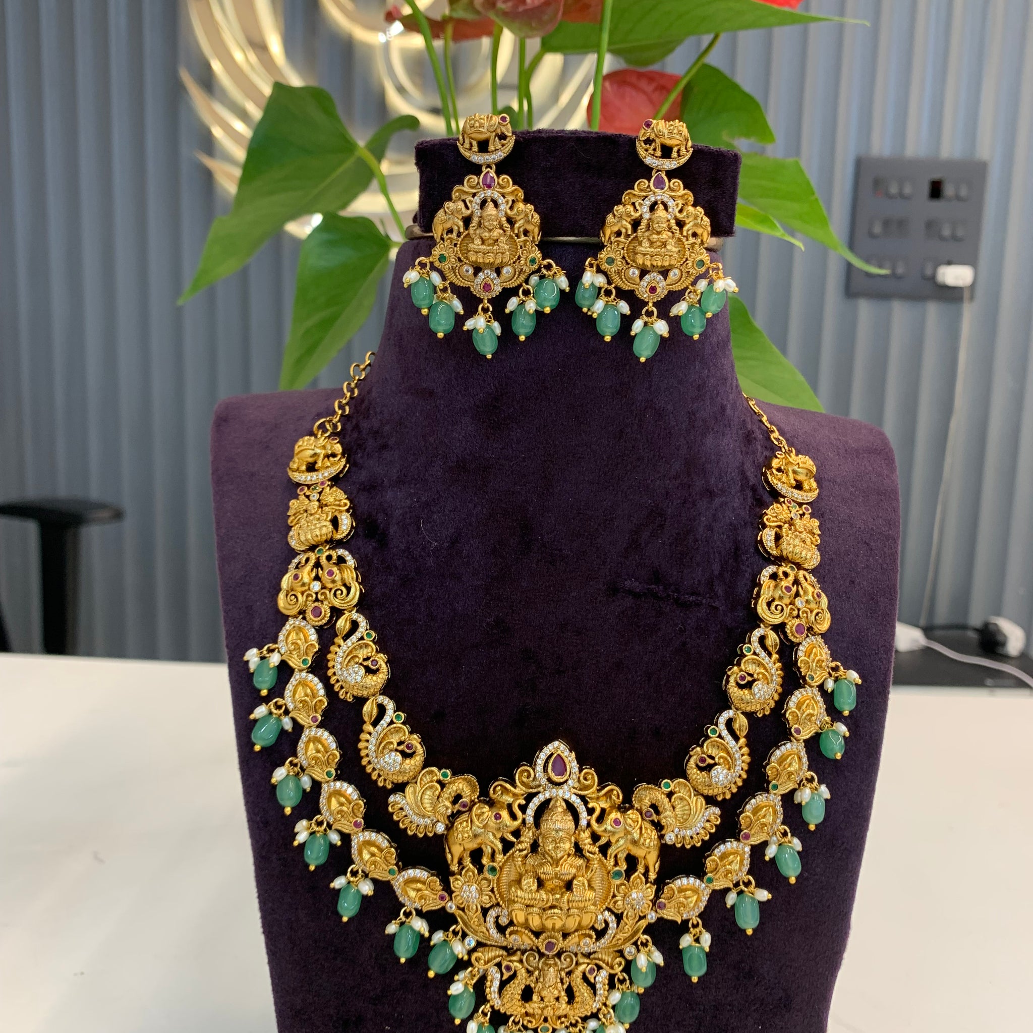 Beautiful mini neckset