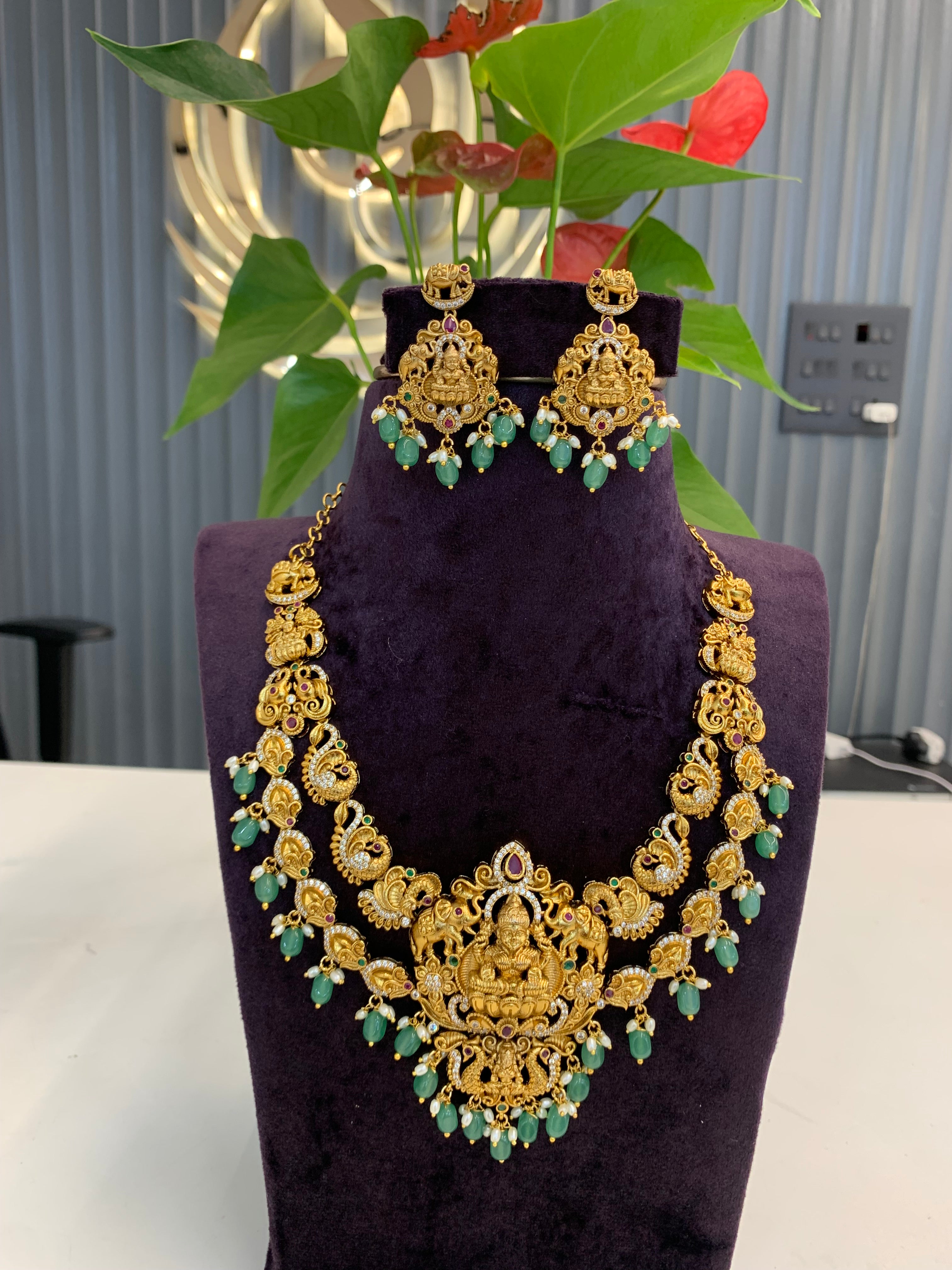 Beautiful mini neckset