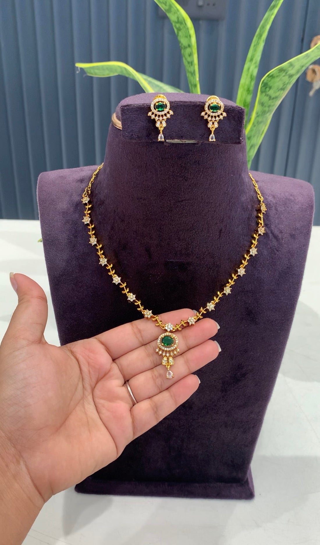 Beautiful party wear necklace