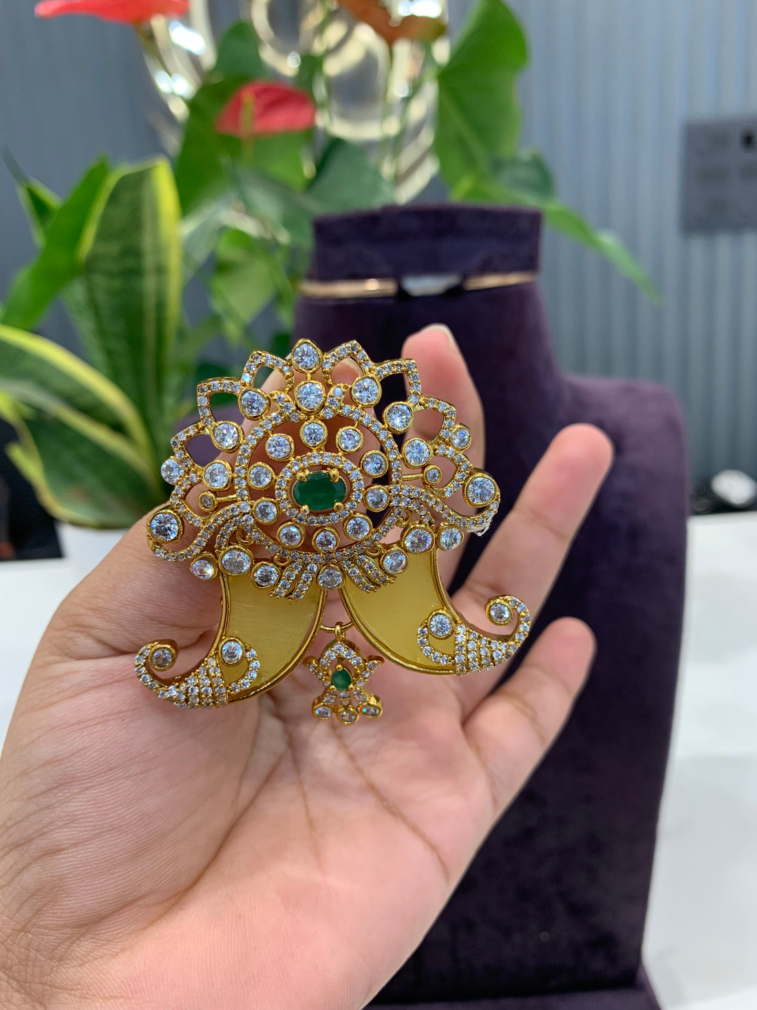 Beautiful tiger nail with back hook