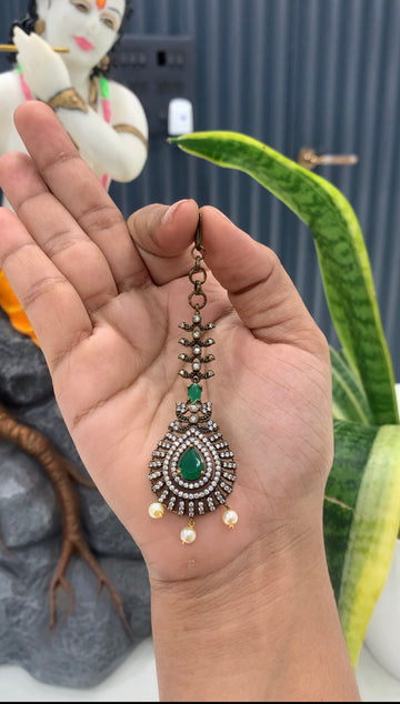 Beautiful Mehandi Victoria Tikka with green stone