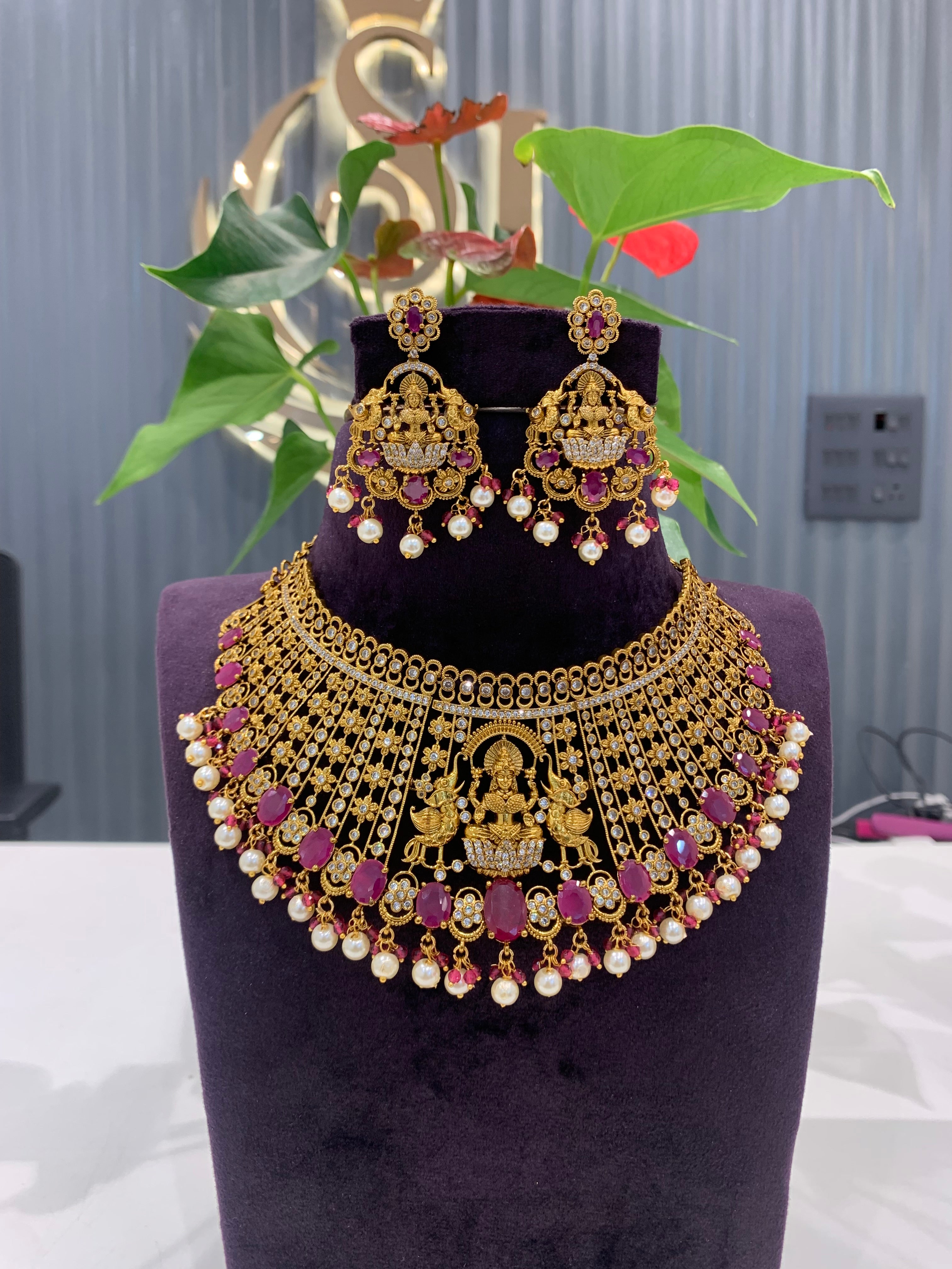 Beautiful heavy premium chocker set