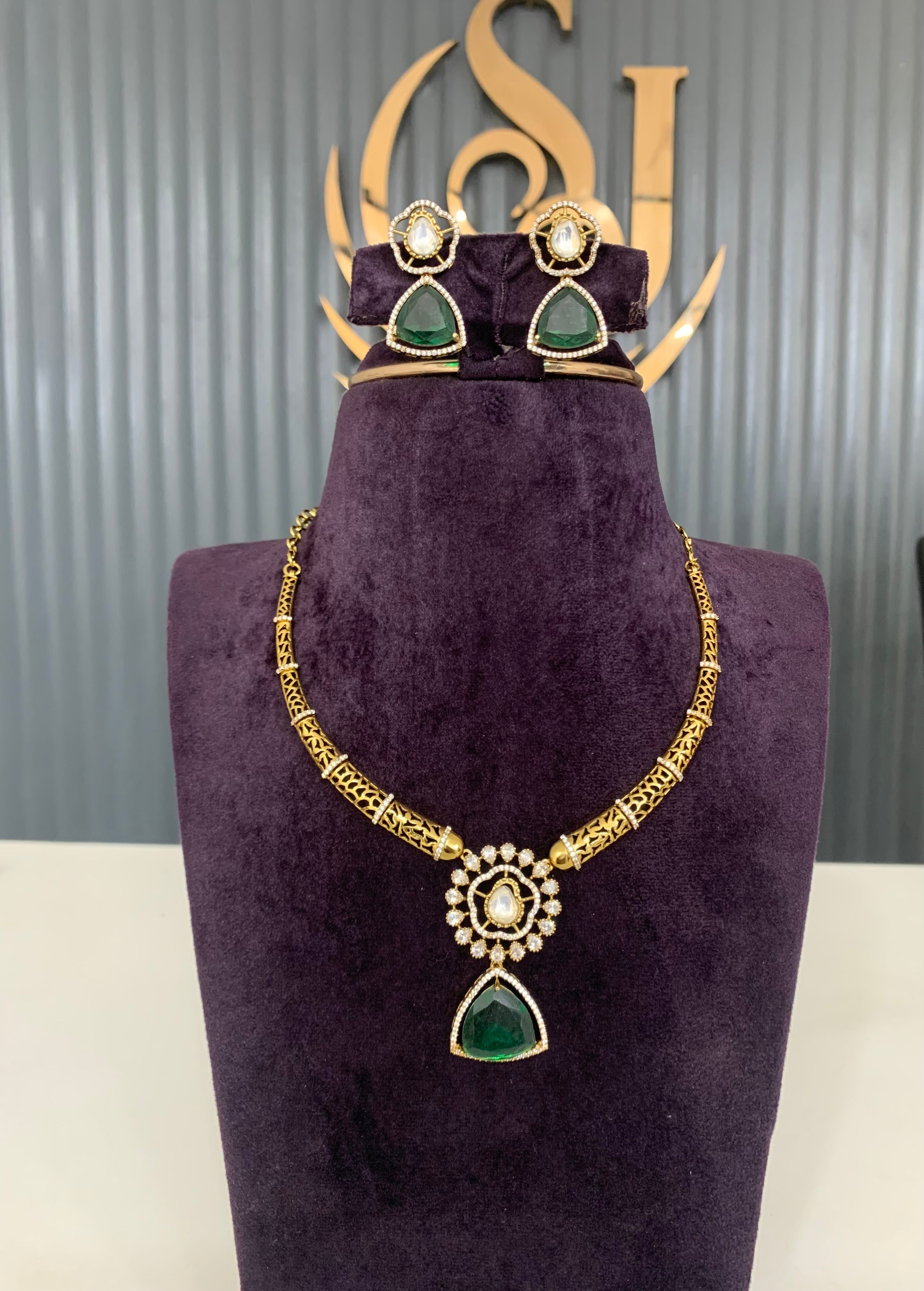 Beautiful celebrity inspire necklace