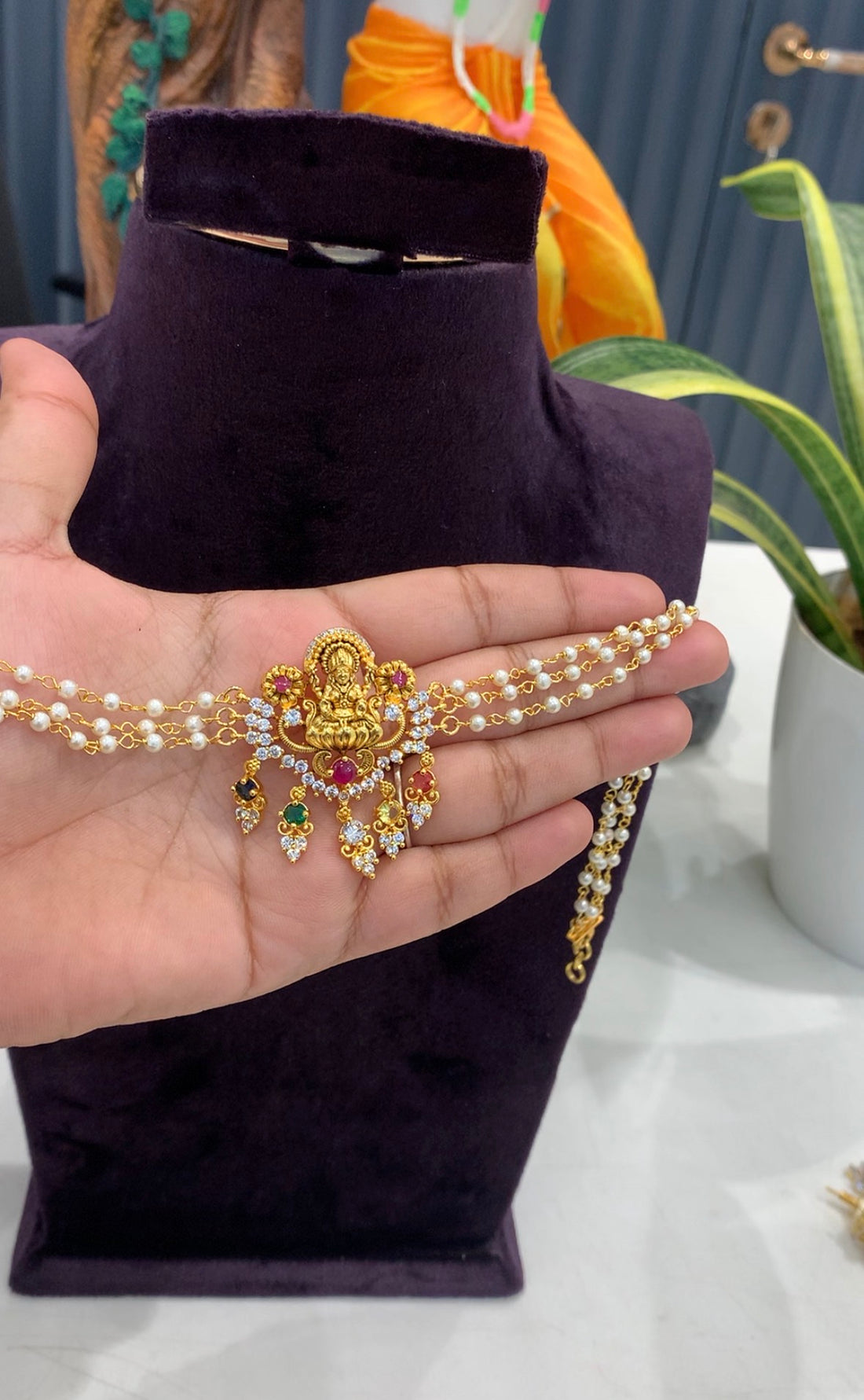 Beautifu customised 3 line chocker with traditional locket