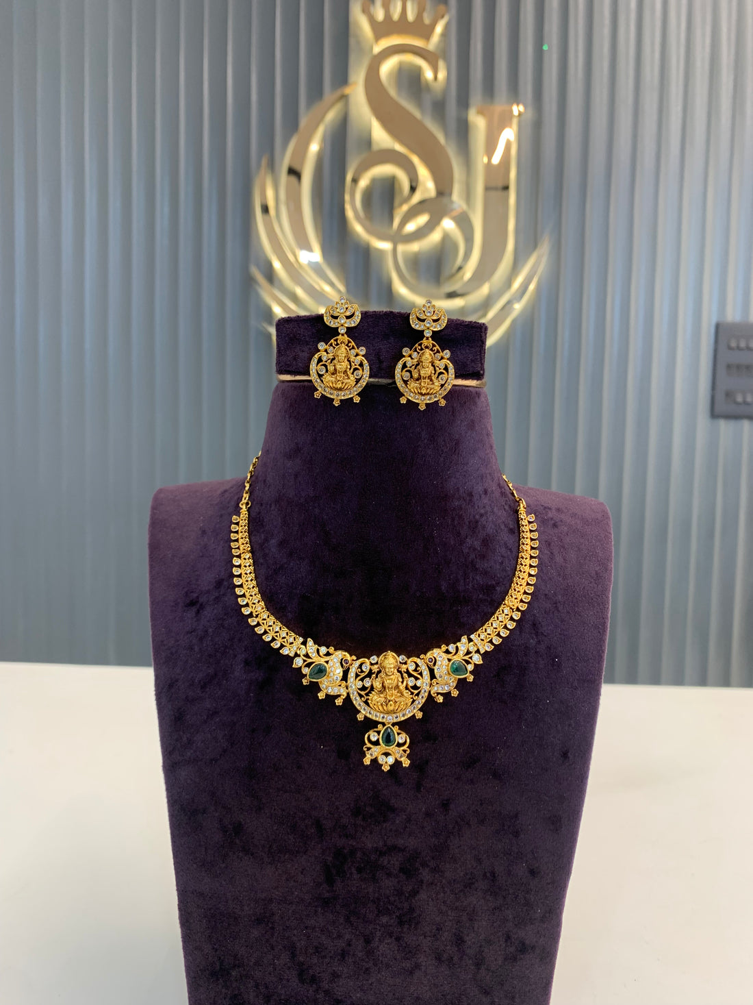 Beautiful necklace kanti pattern