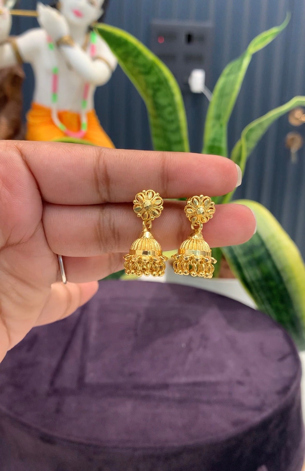 Beautiful gold replica jumkies with screwback
