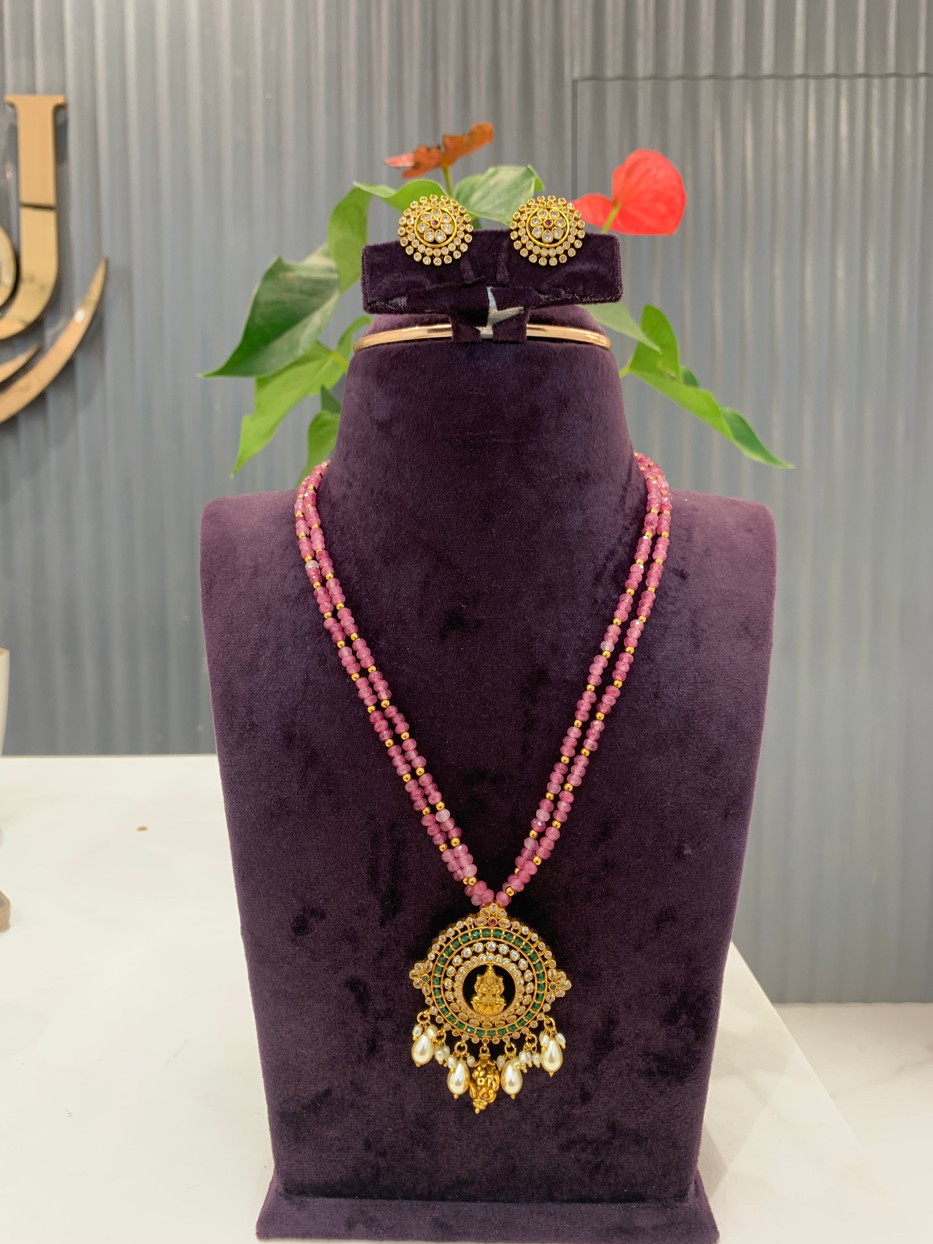 Beautiful locket set with 2 line onax beads set