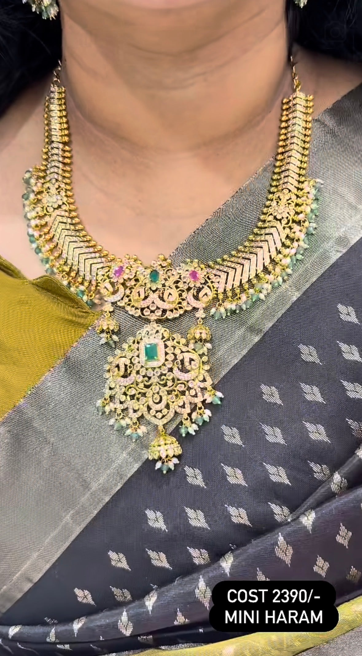 Beautiful mutli stone necklace with jilebi pattern